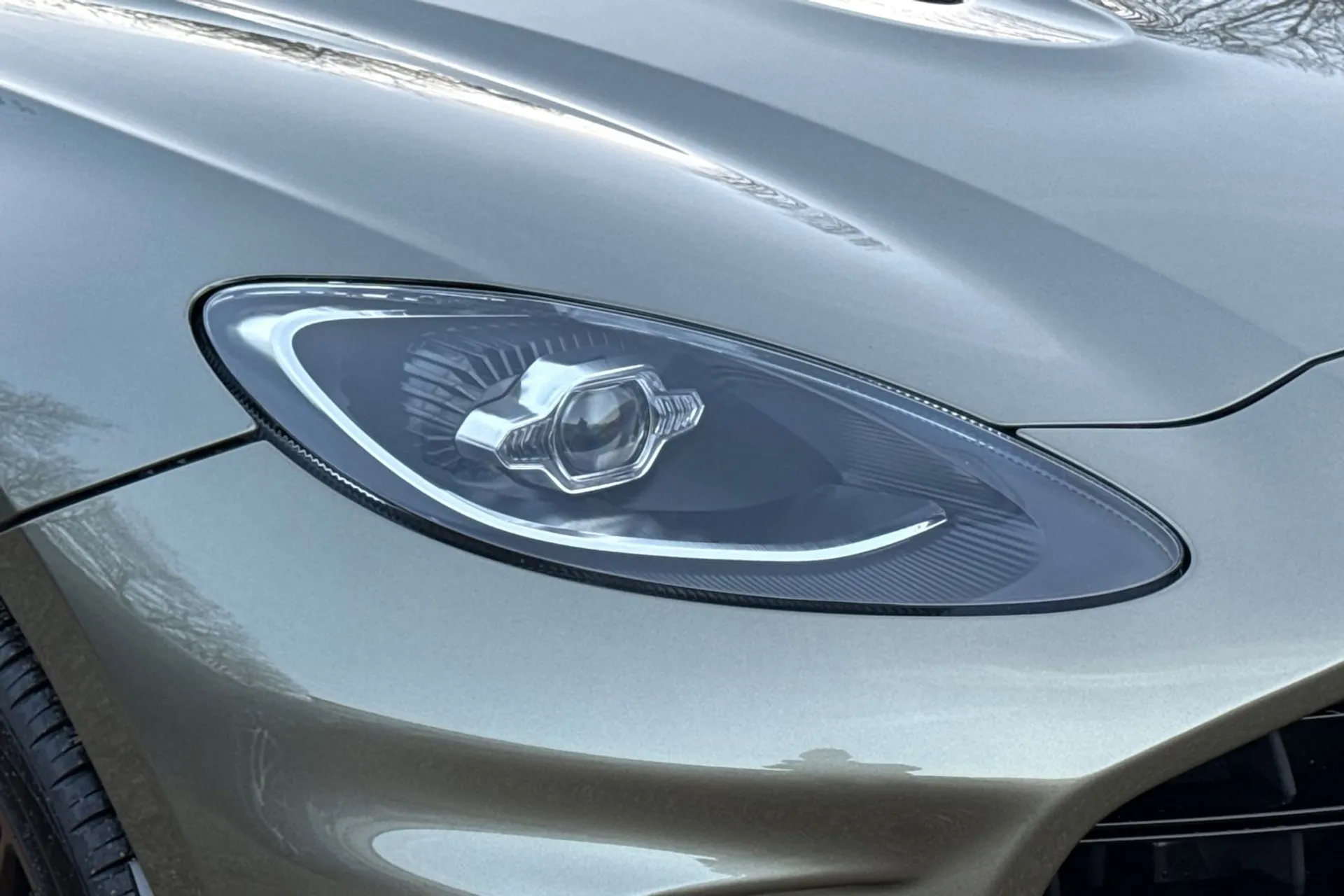 Aston Martin DBX thumbnail image number 31