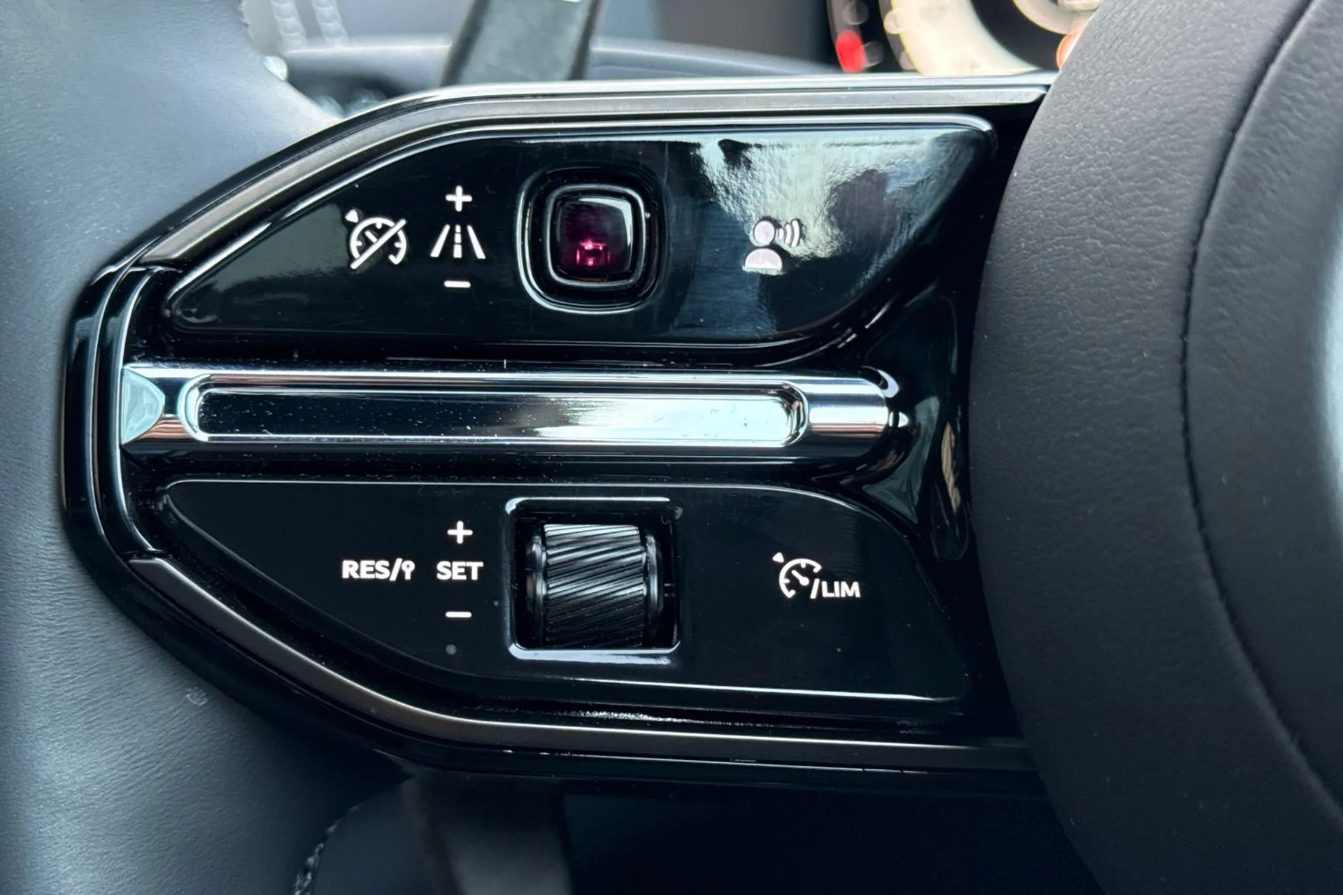 Aston Martin DBX thumbnail image number 51