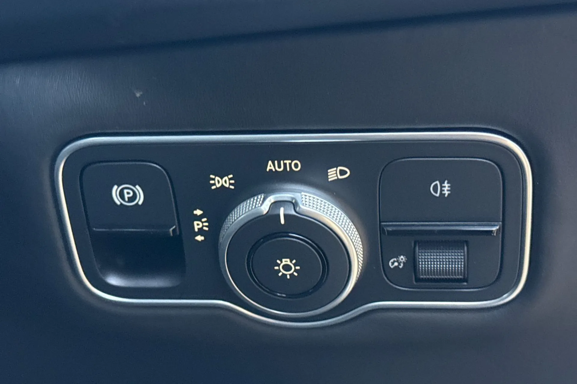 Aston Martin DBX thumbnail image number 44