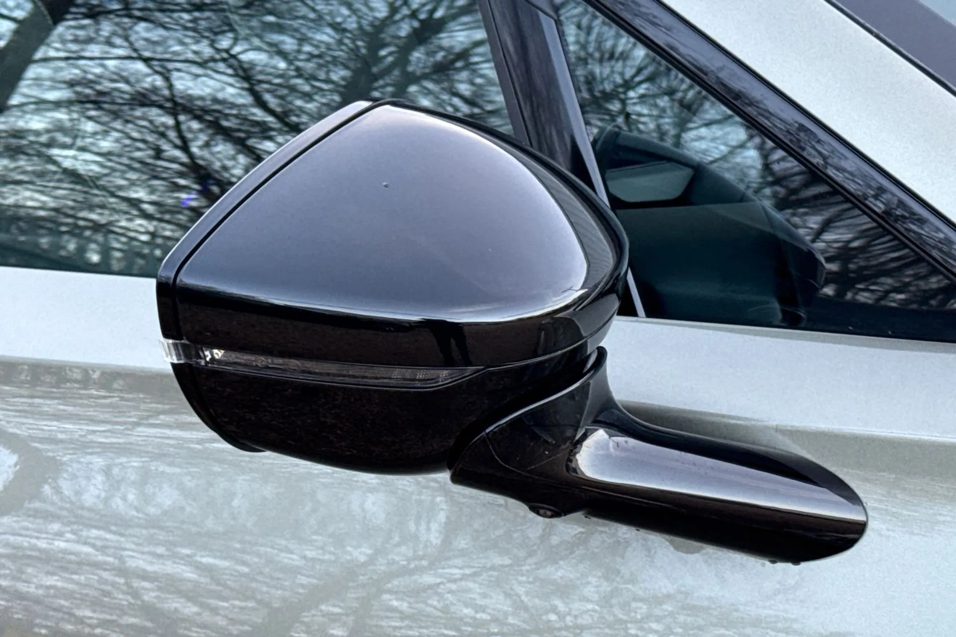 Aston Martin DBX thumbnail image number 37