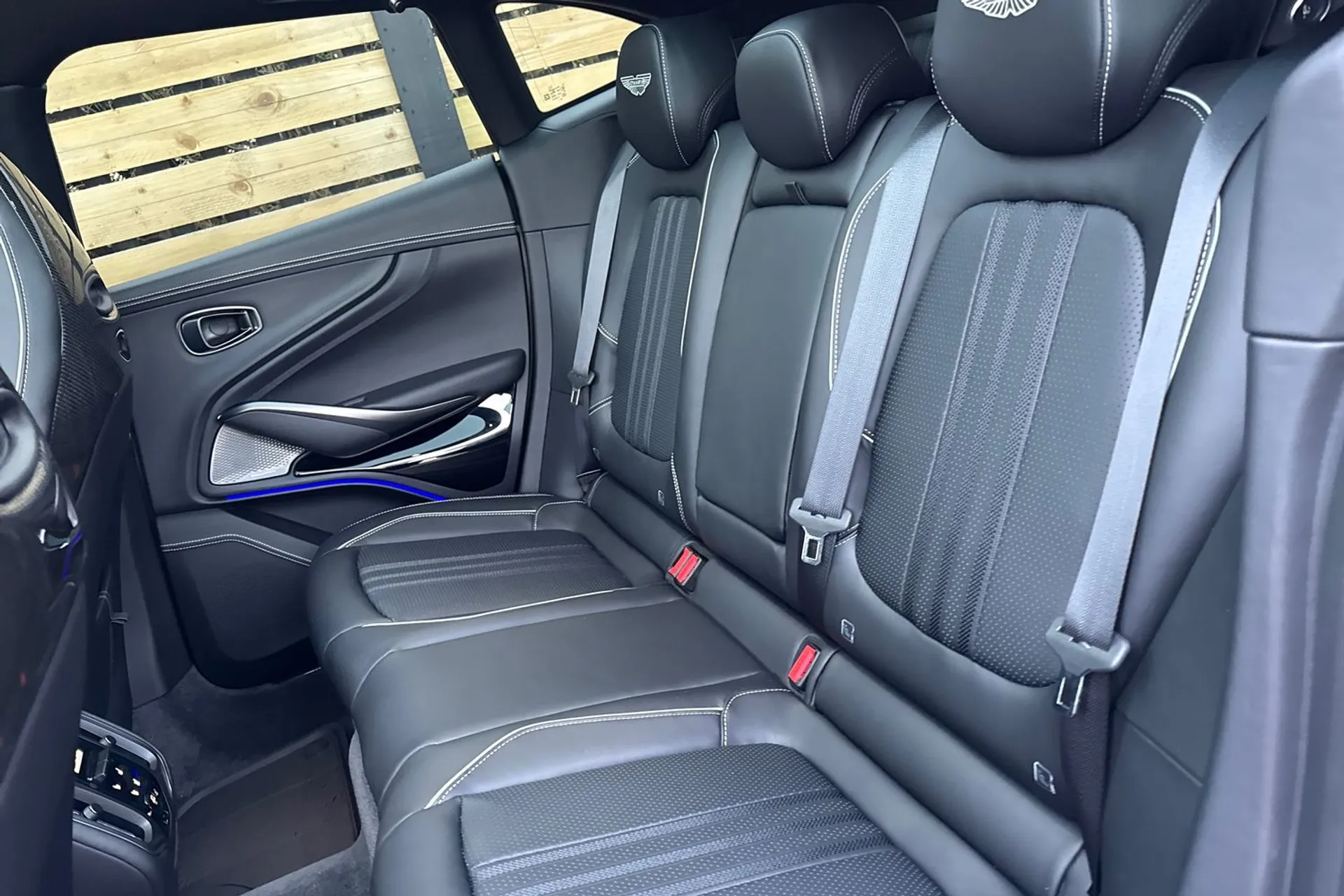 Aston Martin DBX thumbnail image number 38