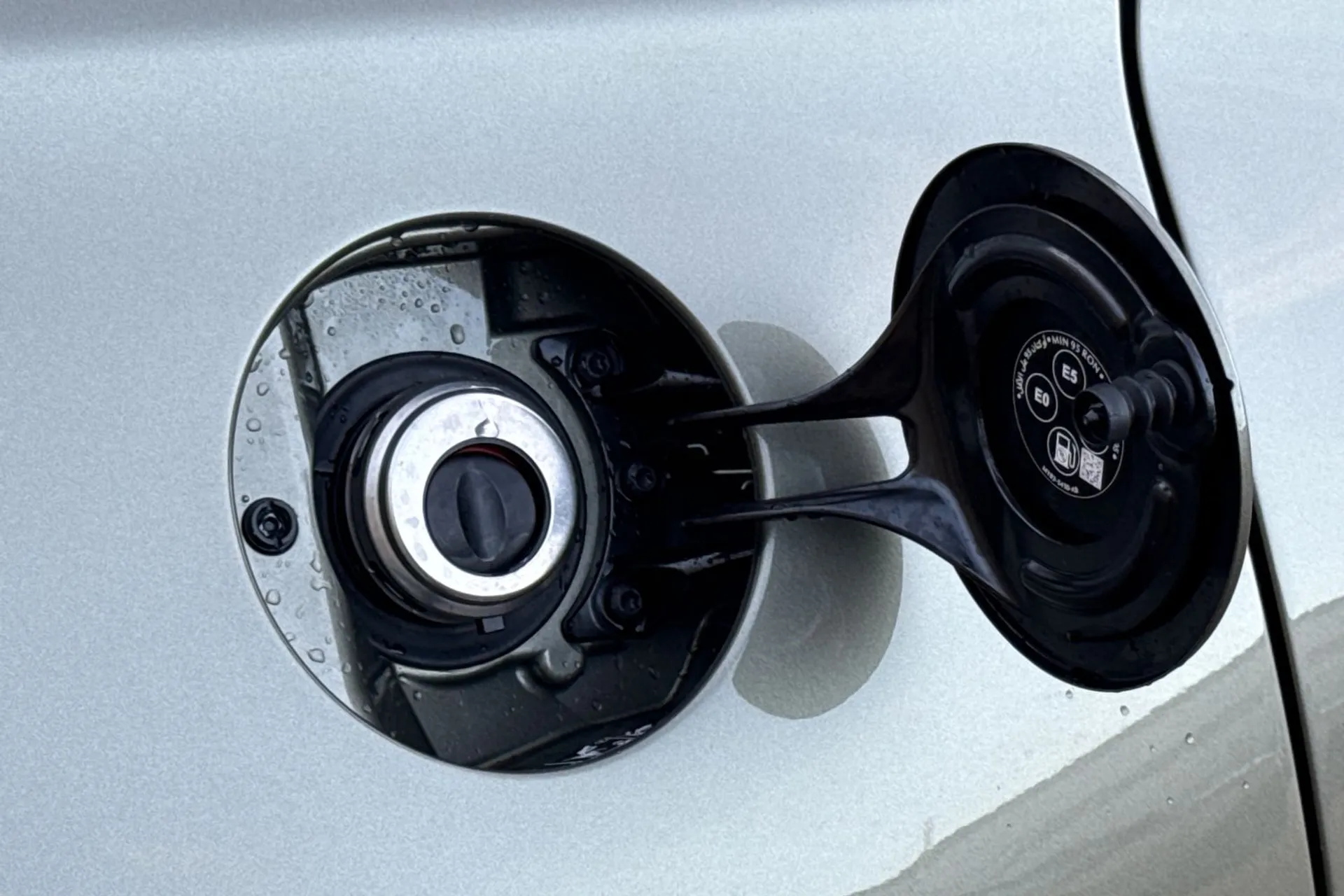 Aston Martin DBX thumbnail image number 20