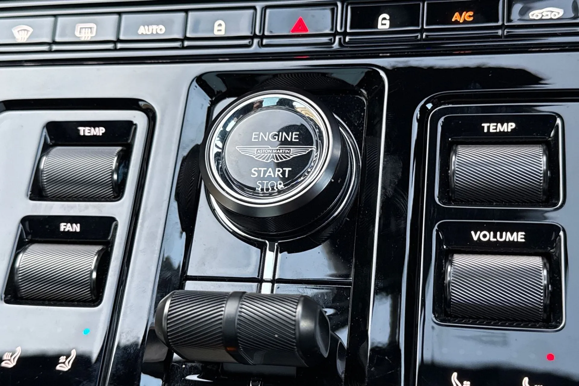 Aston Martin DBX thumbnail image number 54