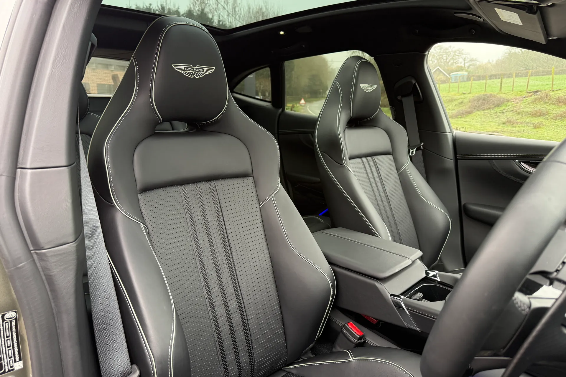 Aston Martin DBX thumbnail image number 5