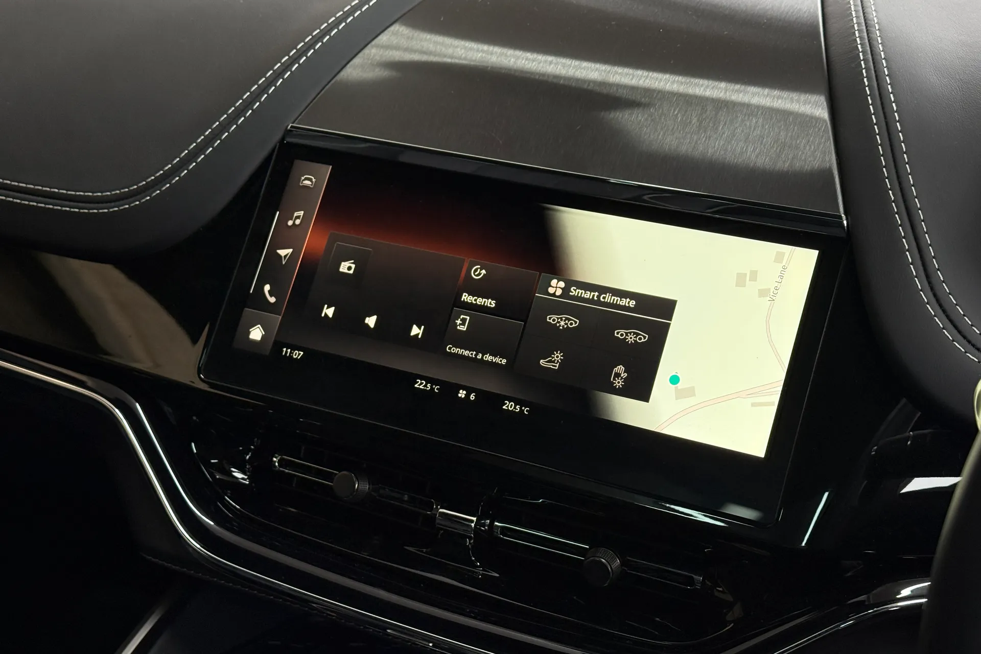 Aston Martin DBX thumbnail image number 10