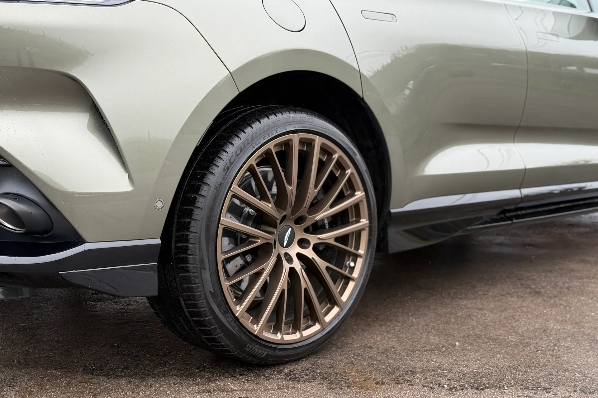 Aston Martin DBX thumbnail image number 40