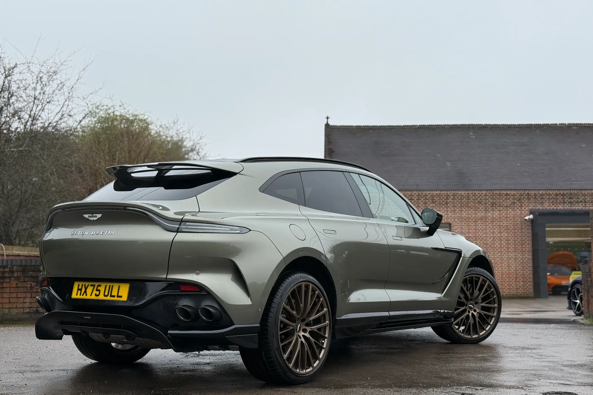 Aston Martin DBX thumbnail image number 15