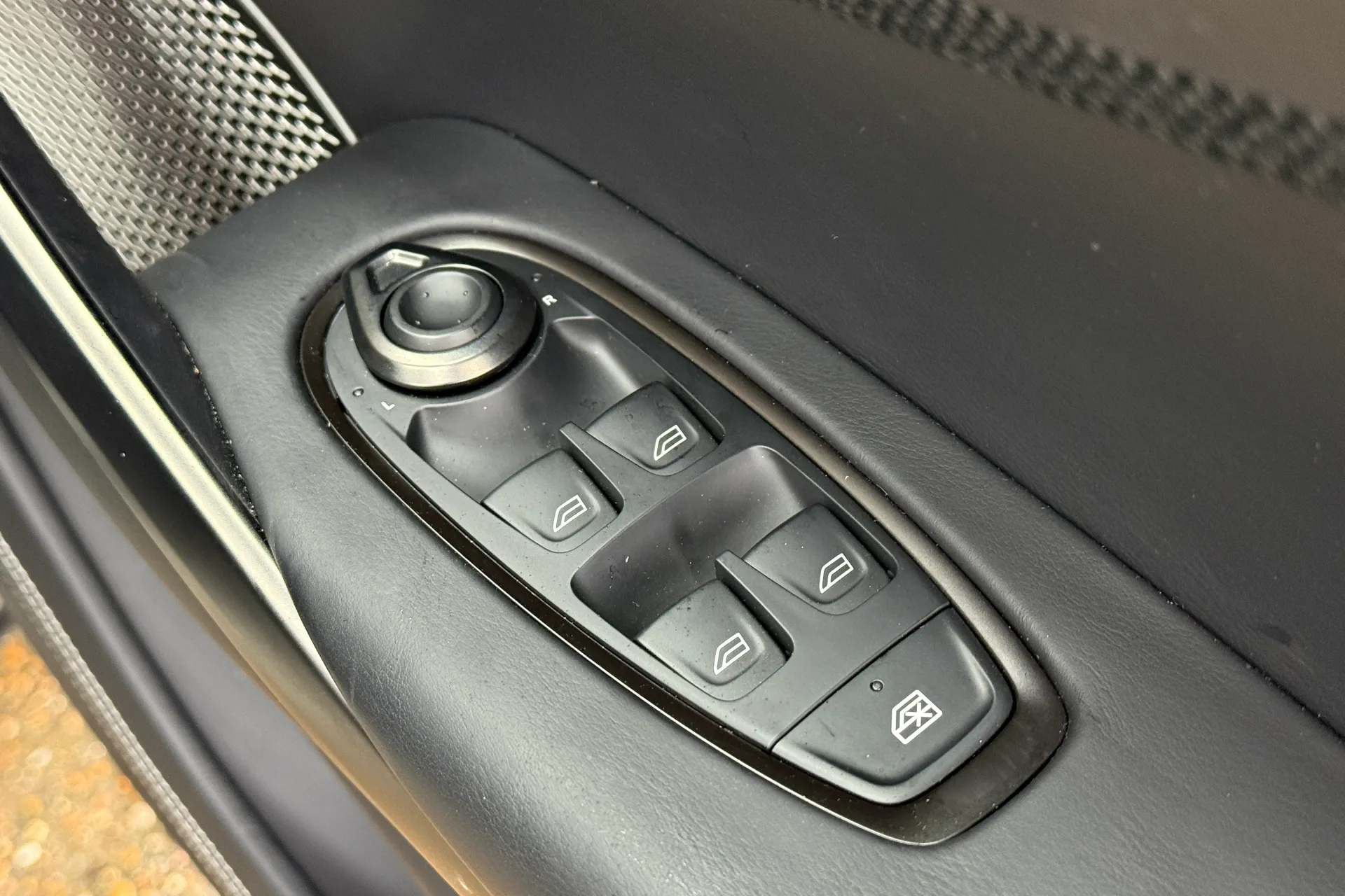 Aston Martin DBX thumbnail image number 14