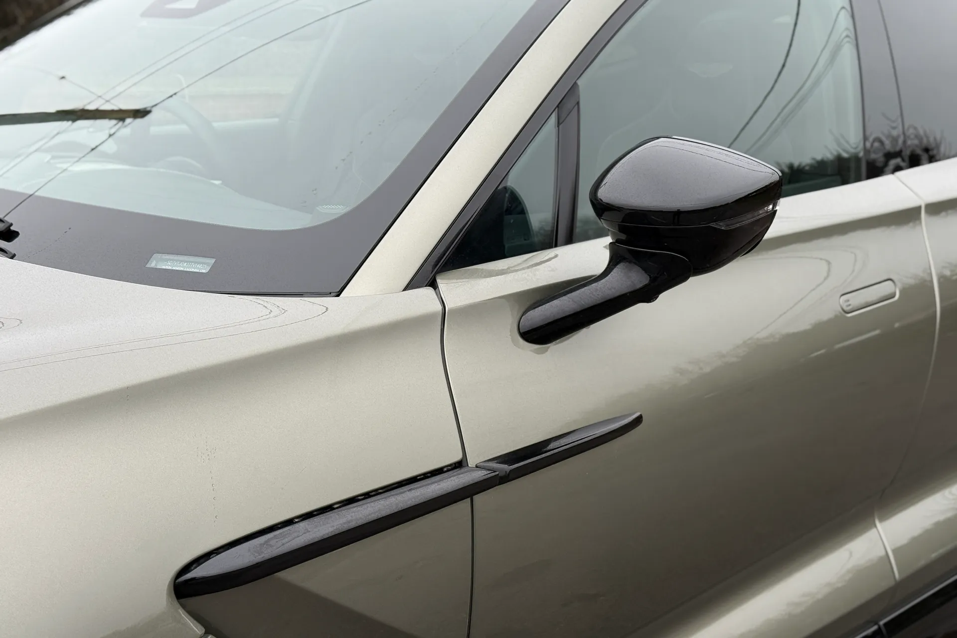 Aston Martin DBX thumbnail image number 30