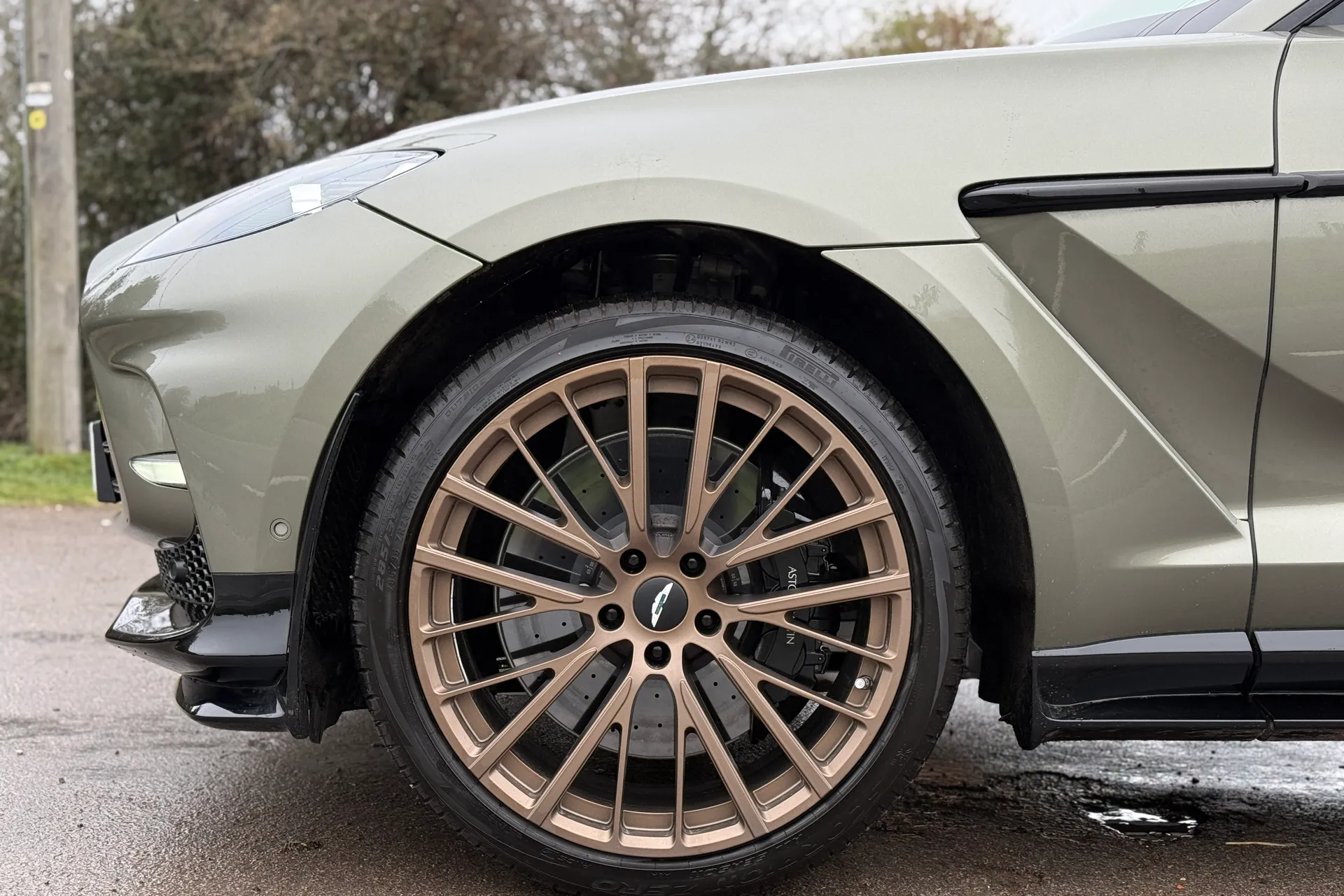 Aston Martin DBX thumbnail image number 35