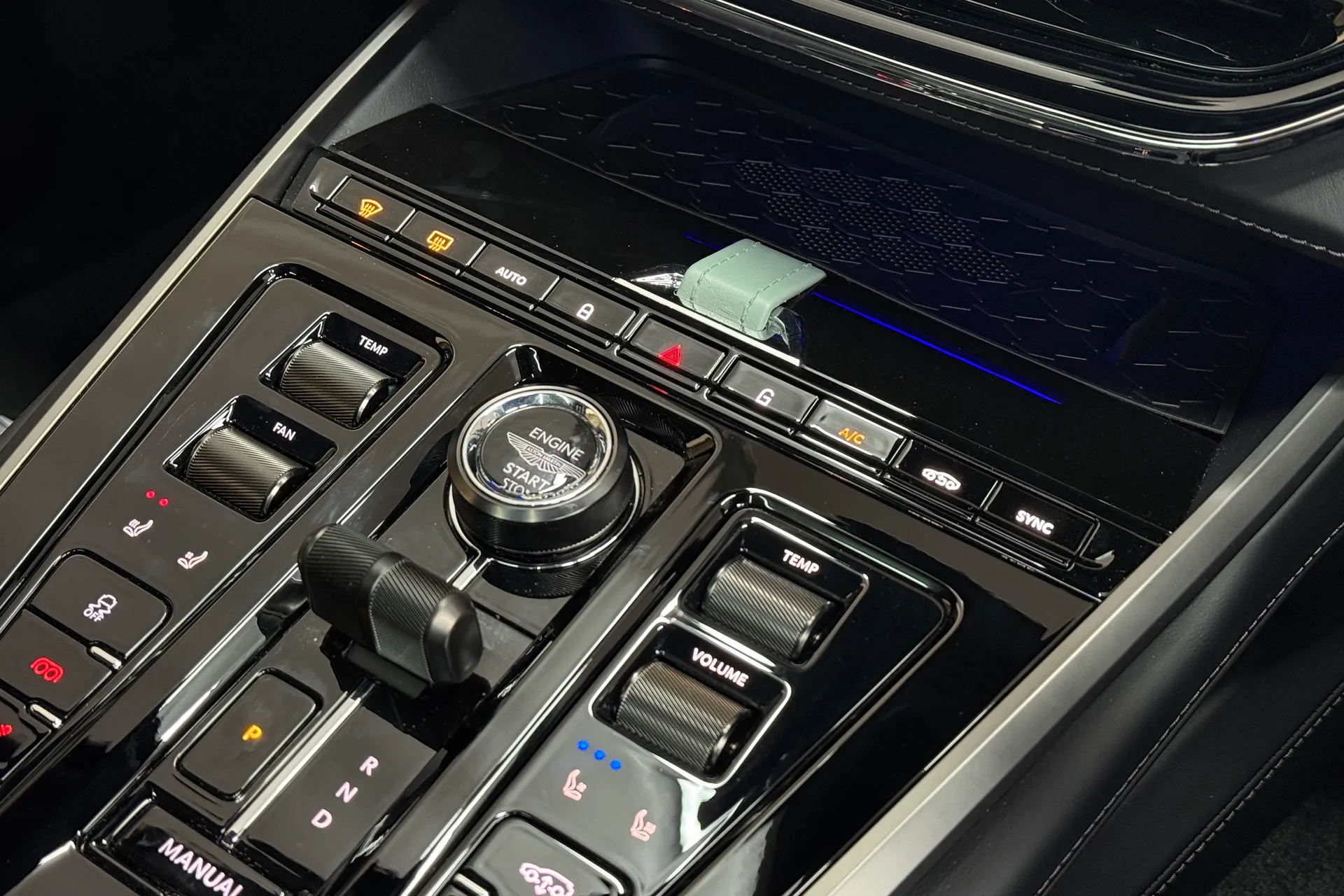 Aston Martin DBX thumbnail image number 9