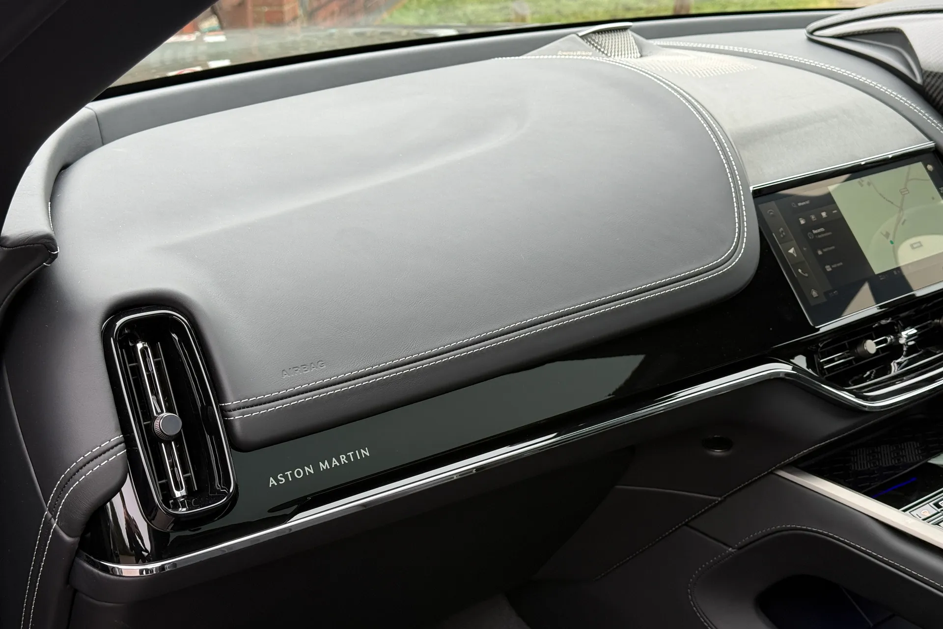 Aston Martin DBX thumbnail image number 42