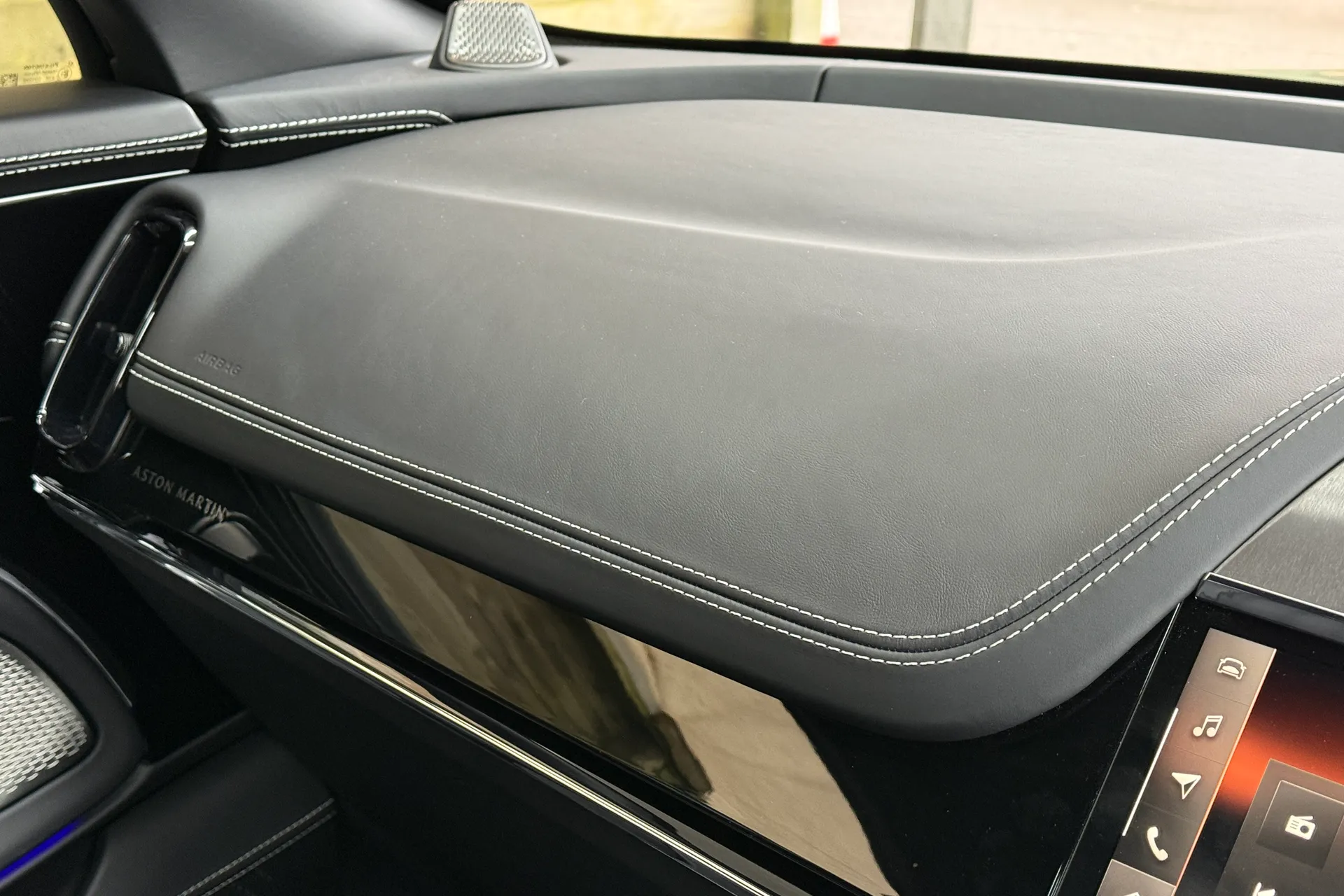 Aston Martin DBX thumbnail image number 11