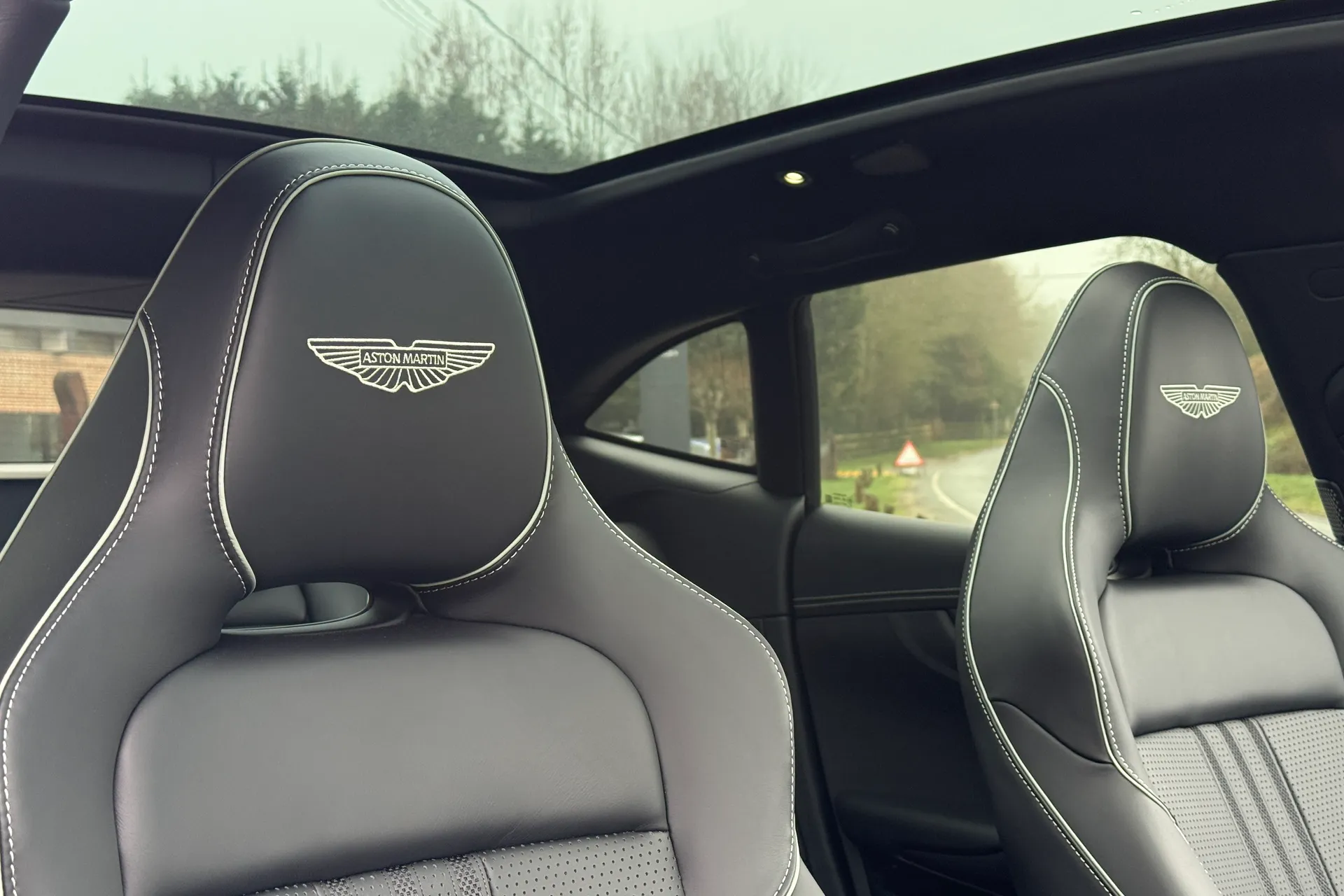 Aston Martin DBX thumbnail image number 21