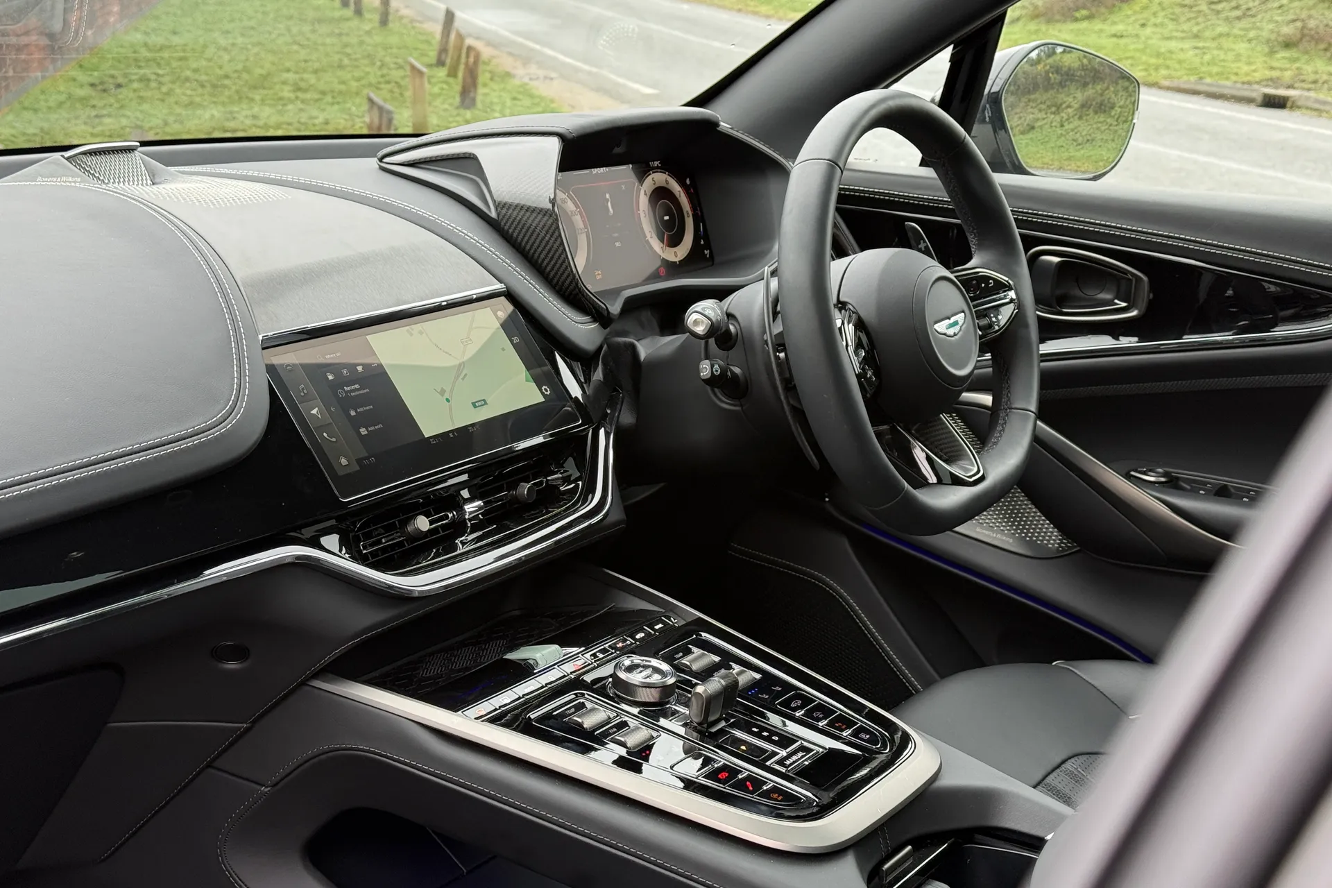 Aston Martin DBX thumbnail image number 41