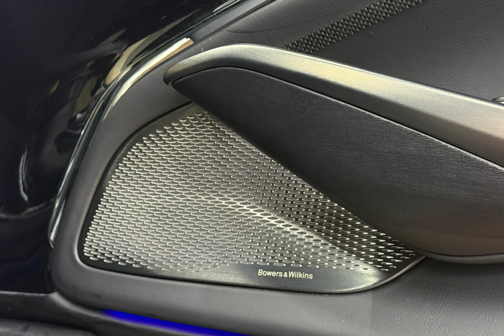 Aston Martin DBX thumbnail image number 16