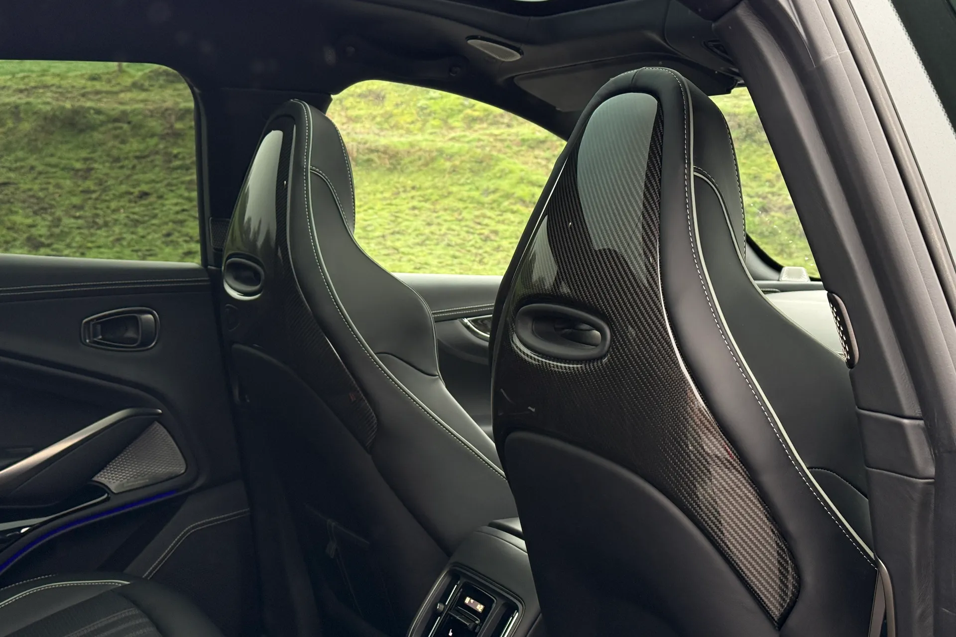 Aston Martin DBX thumbnail image number 23