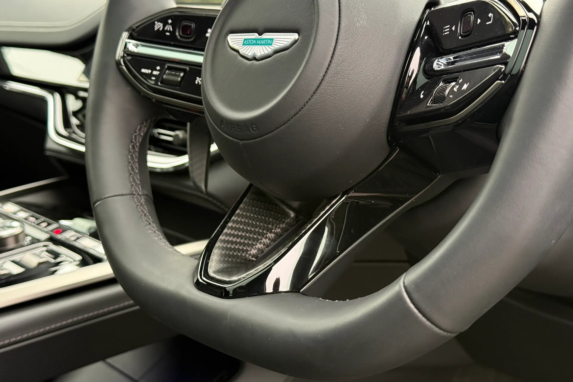 Aston Martin DBX thumbnail image number 38