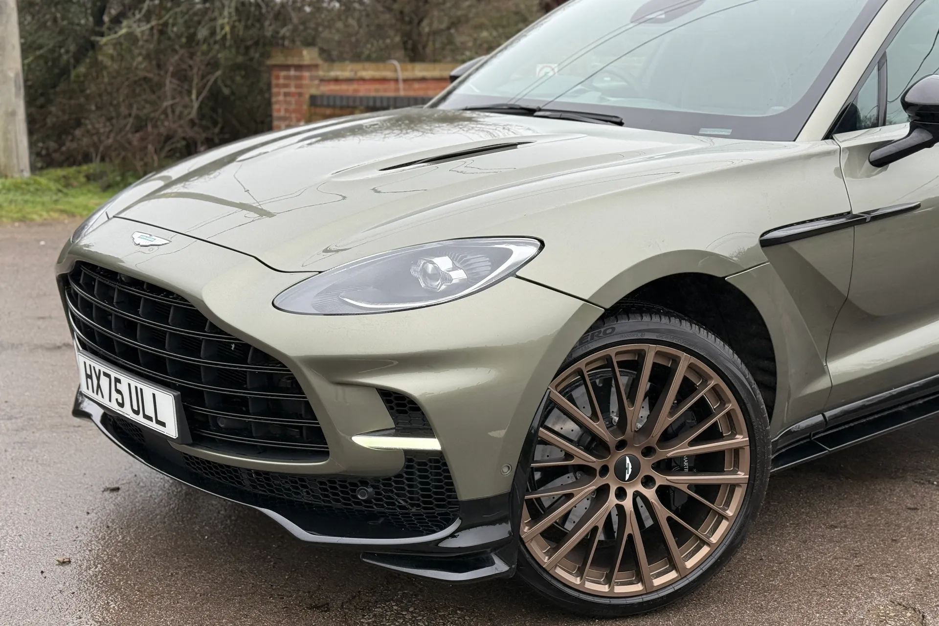 Aston Martin DBX thumbnail image number 2