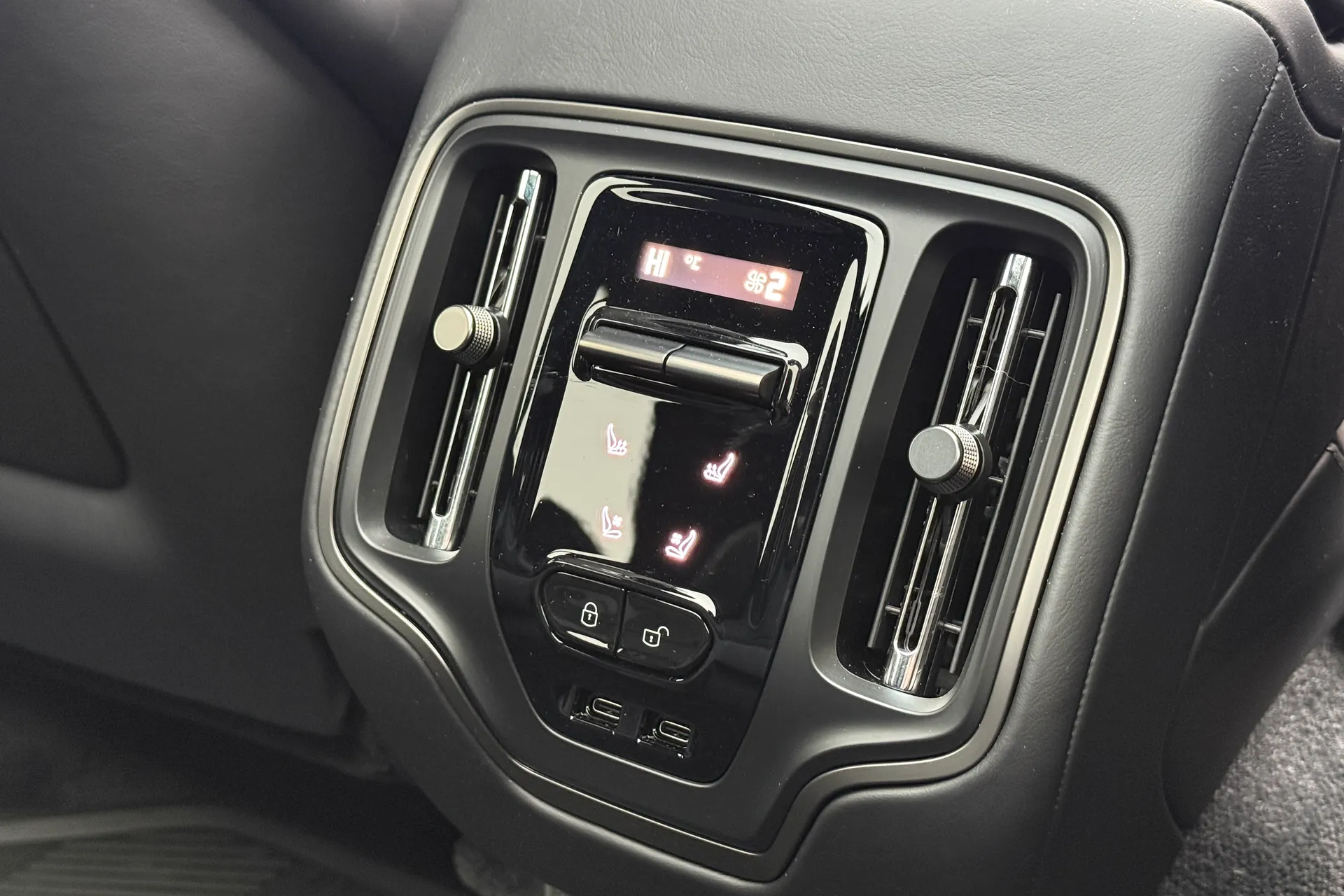 Aston Martin DBX thumbnail image number 25