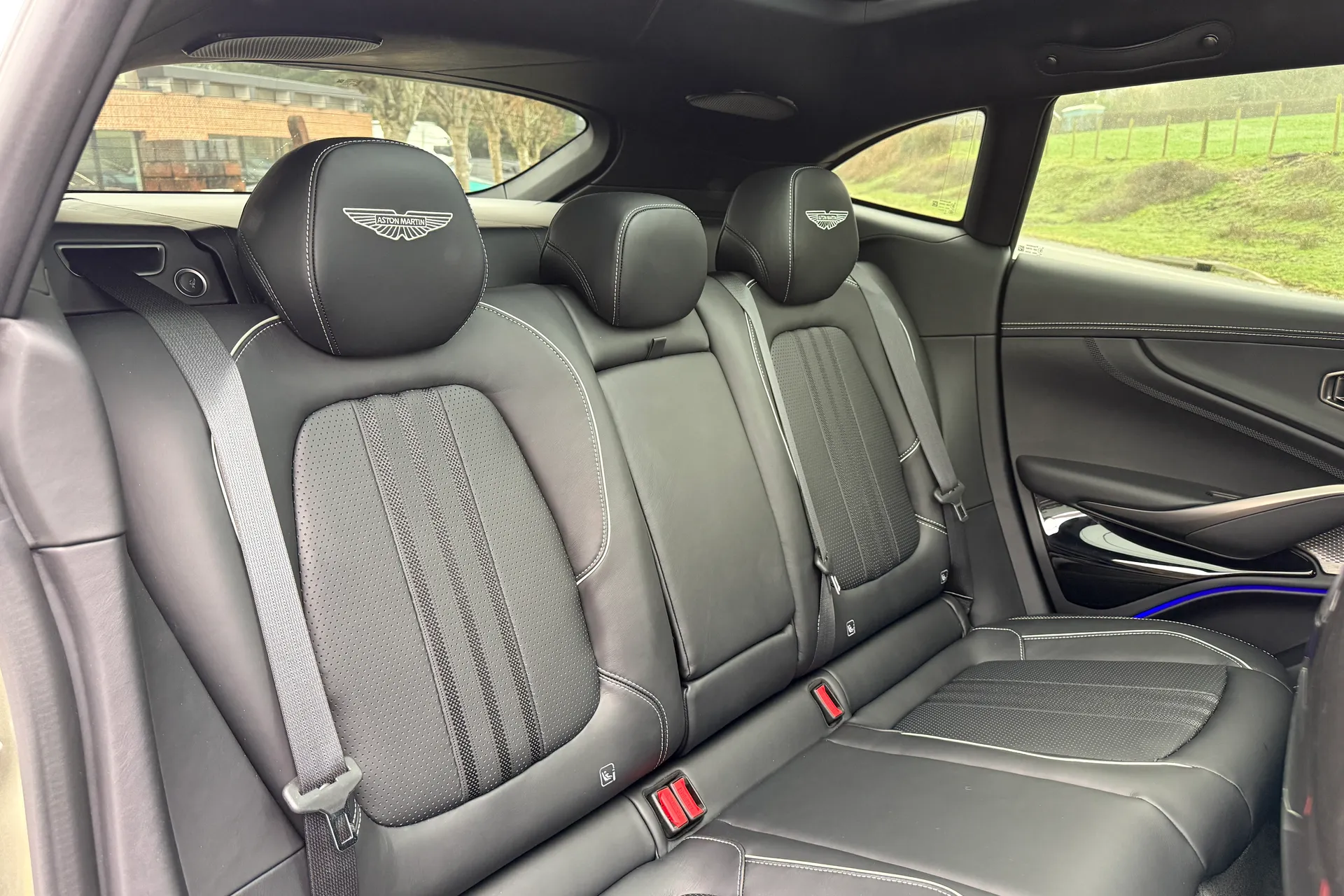 Aston Martin DBX thumbnail image number 24