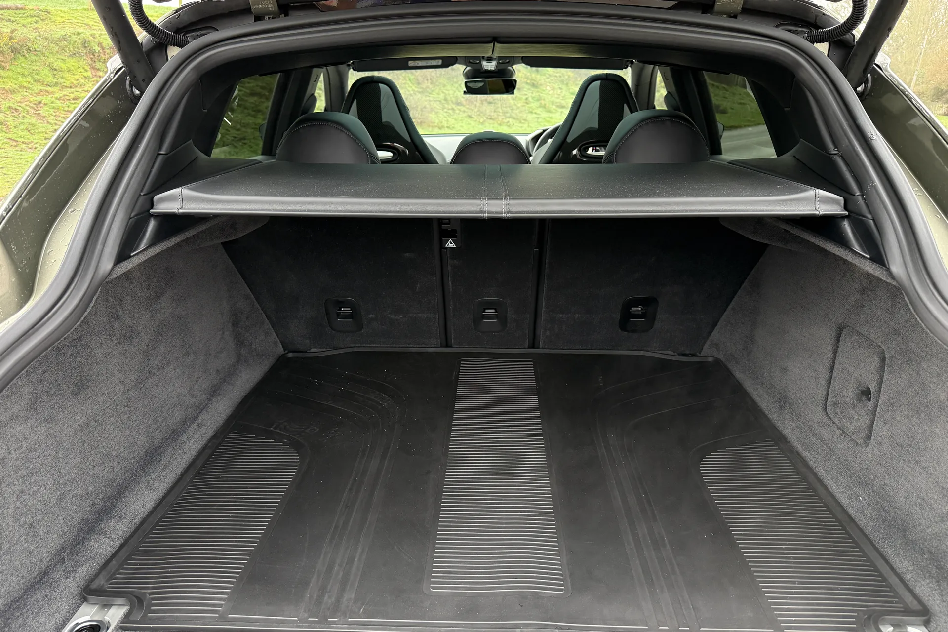 Aston Martin DBX thumbnail image number 28