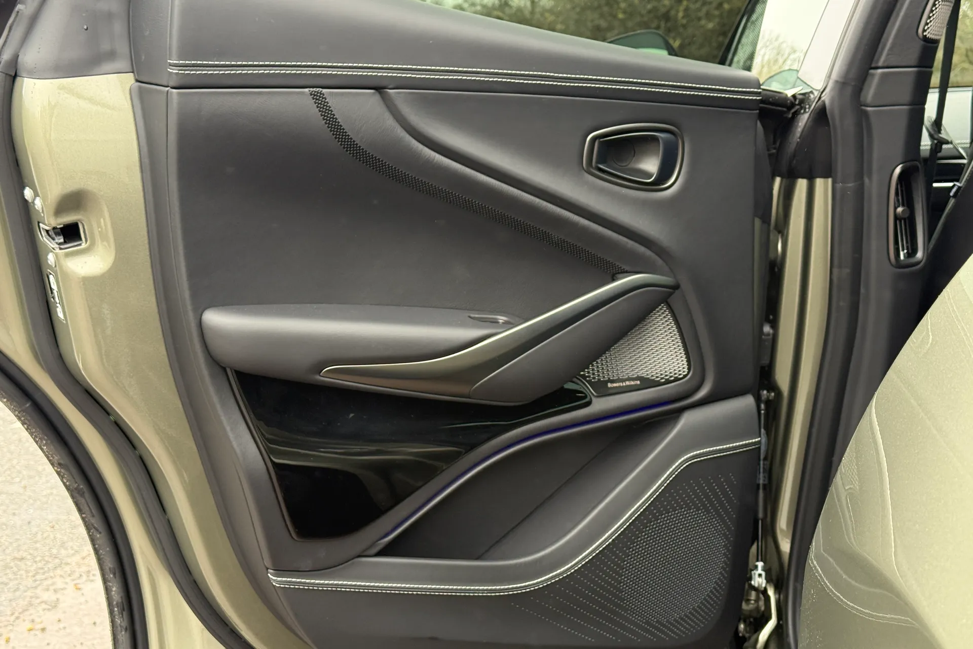 Aston Martin DBX thumbnail image number 37