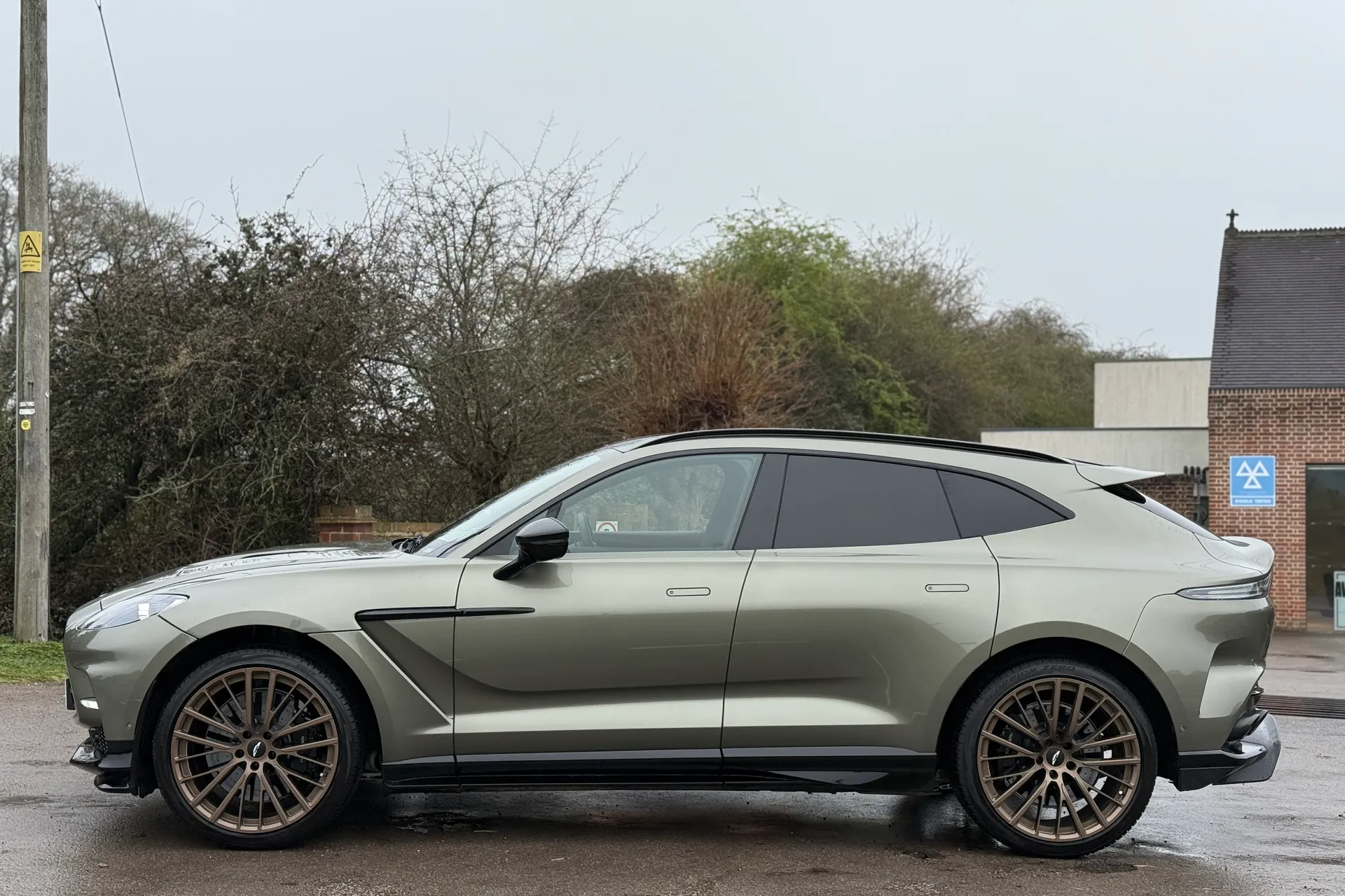 Aston Martin DBX thumbnail image number 4