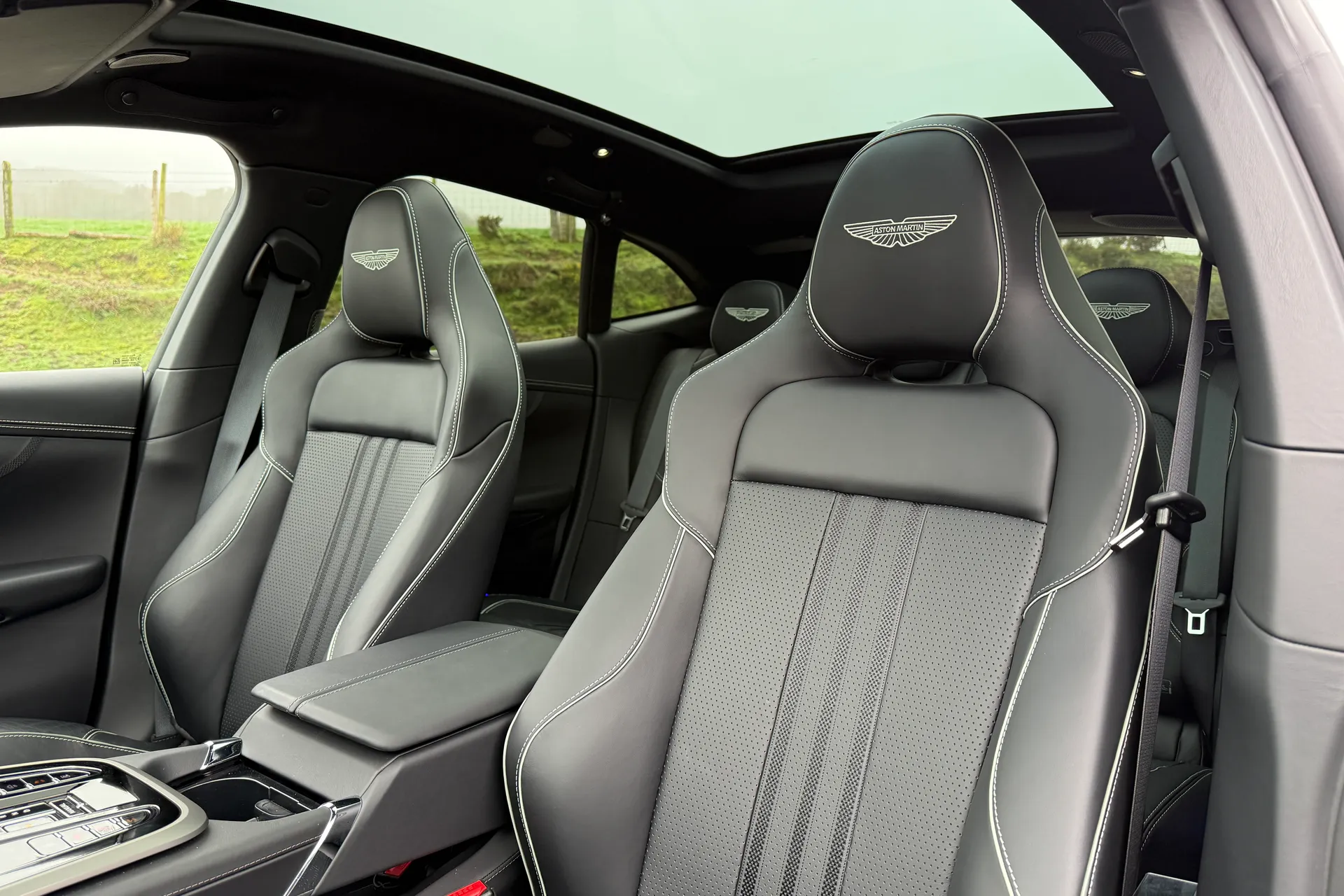 Aston Martin DBX thumbnail image number 12