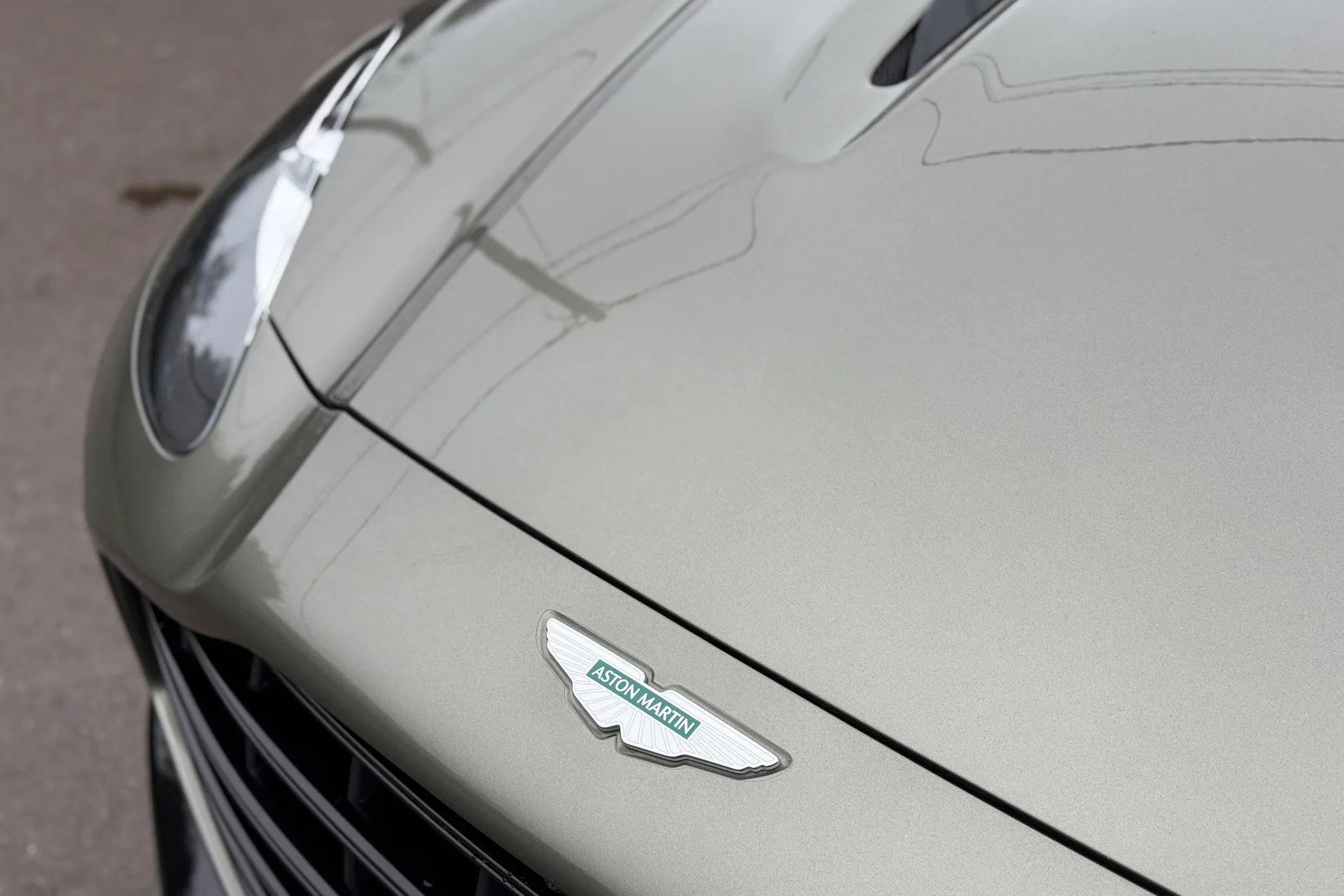 Aston Martin DBX thumbnail image number 31