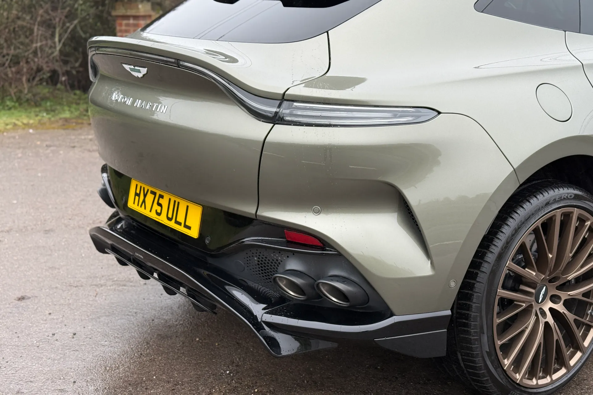 Aston Martin DBX thumbnail image number 39