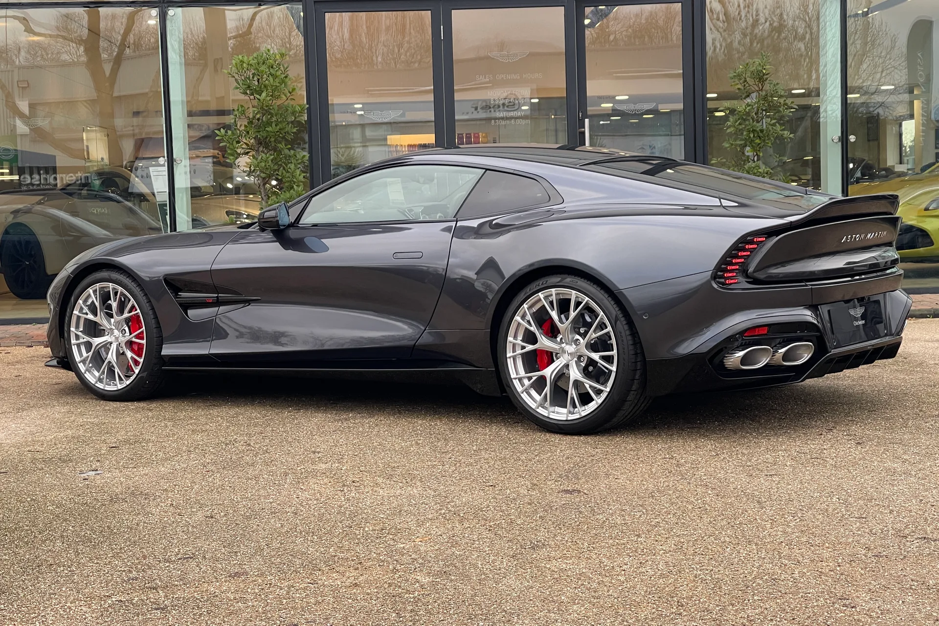 Aston Martin VANQUISH thumbnail image number 2