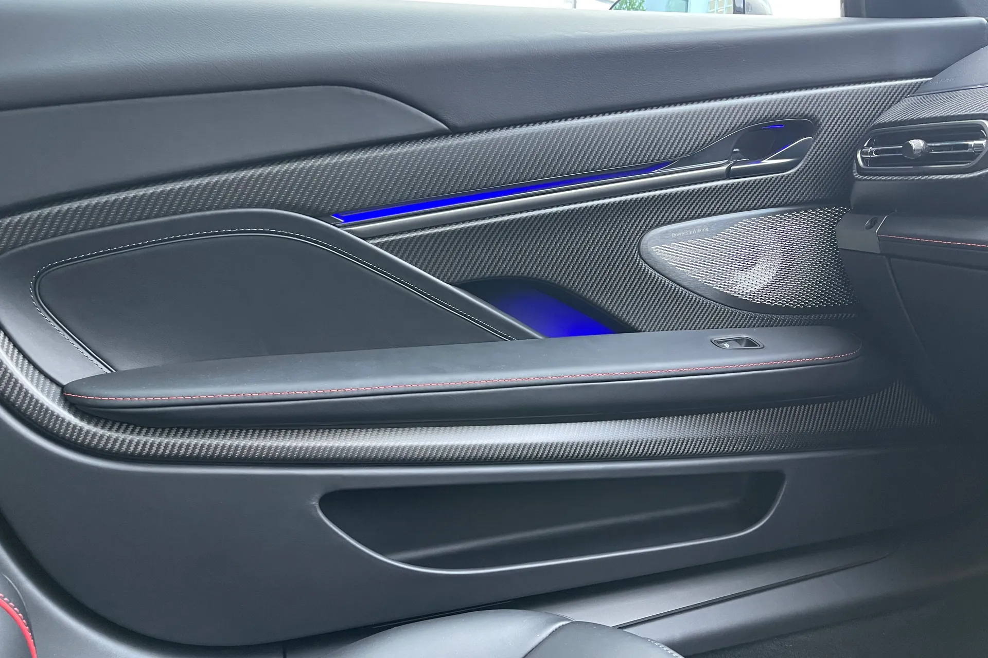 Aston Martin VANQUISH thumbnail image number 26