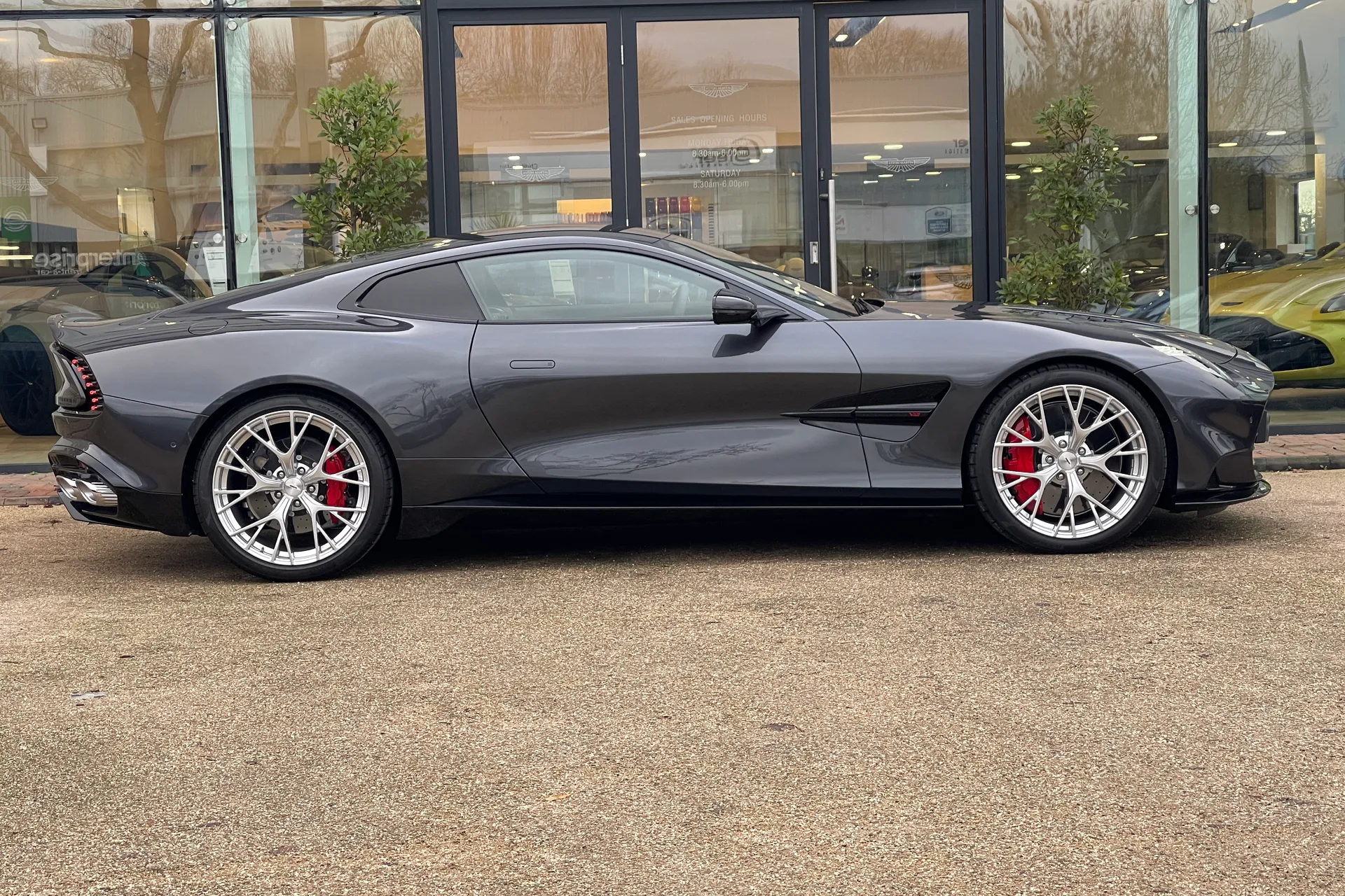 Aston Martin VANQUISH thumbnail image number 34
