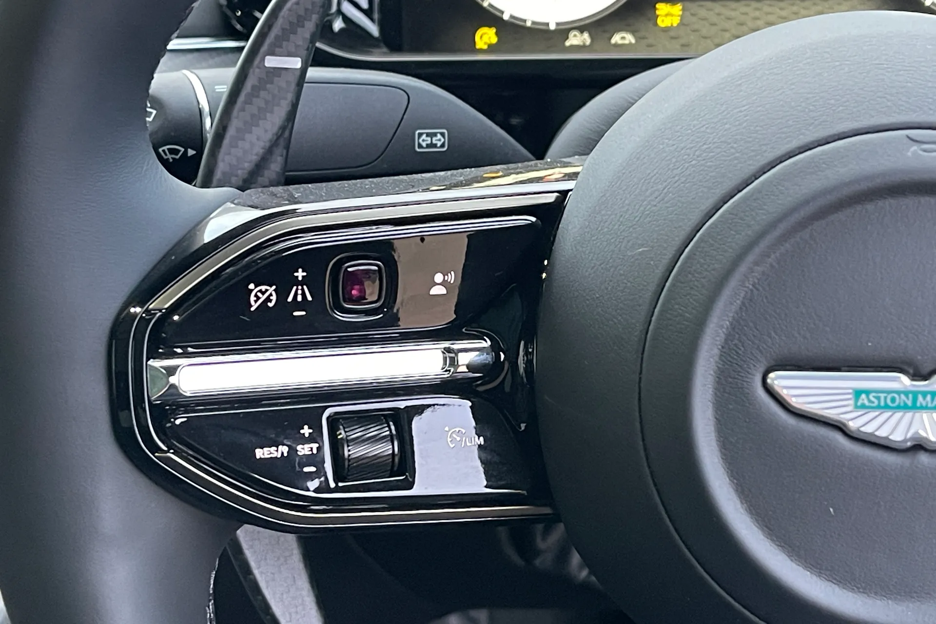 Aston Martin Vanquish thumbnail image number 43