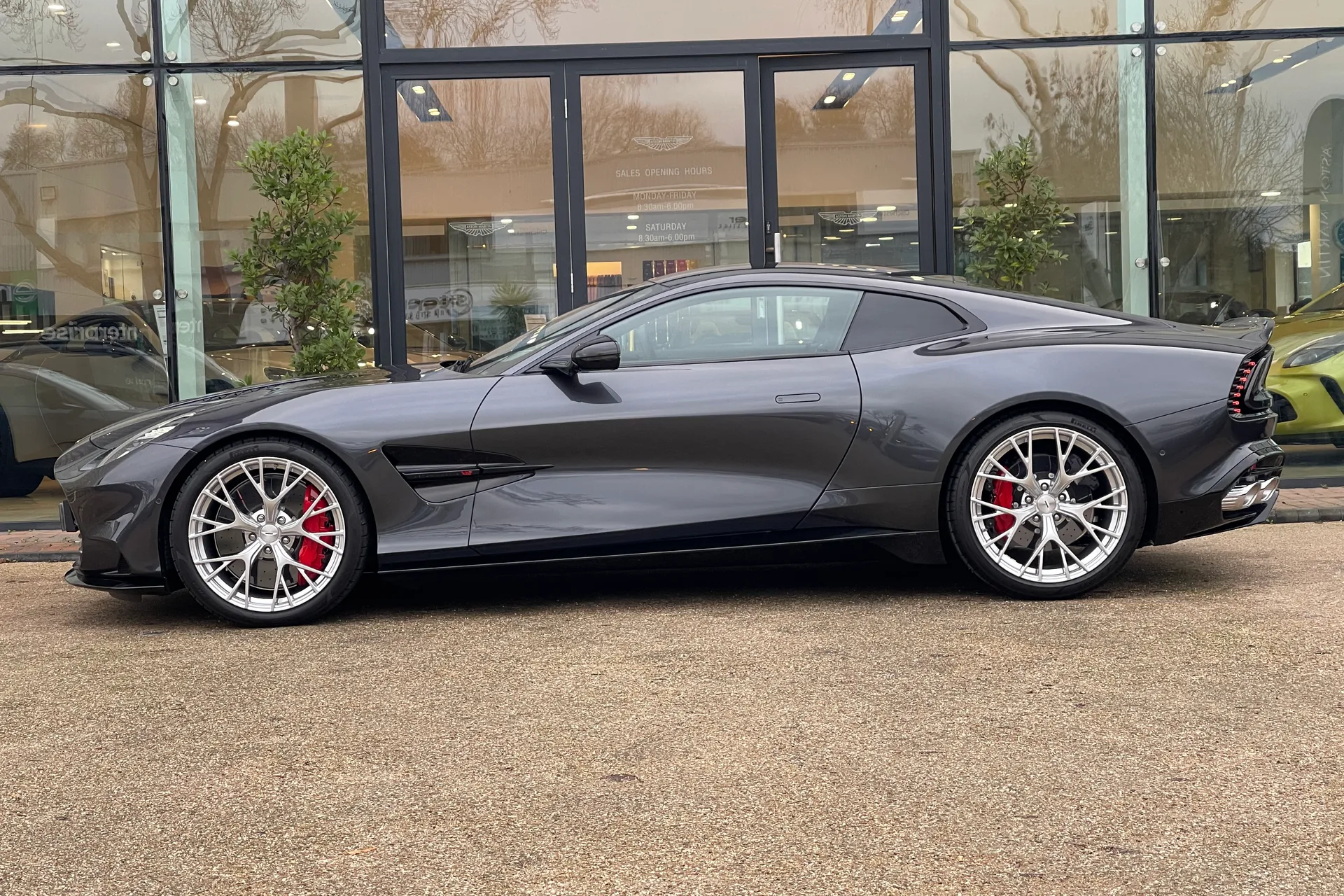 Aston Martin Vanquish thumbnail image number 60