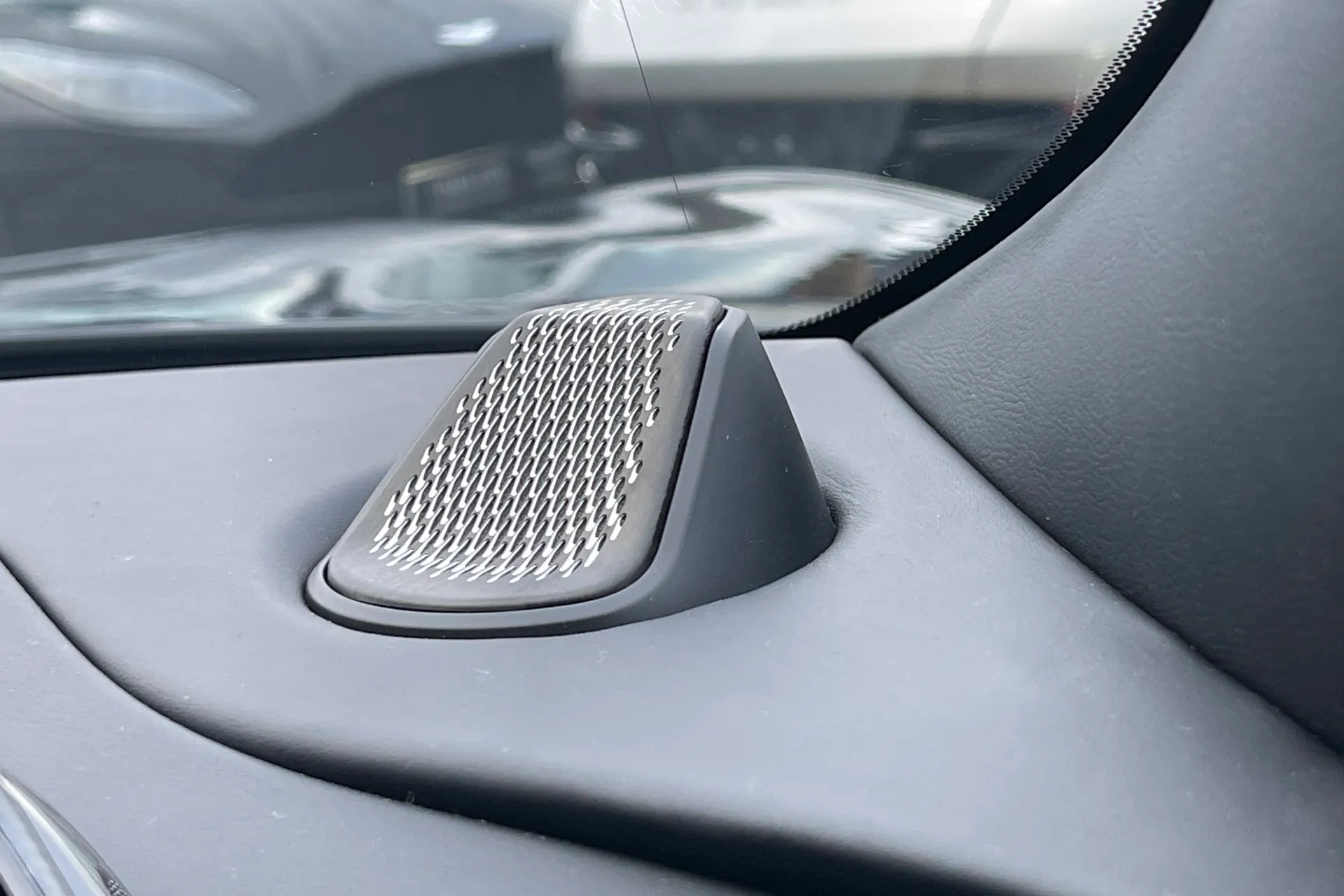 Aston Martin Vanquish thumbnail image number 52