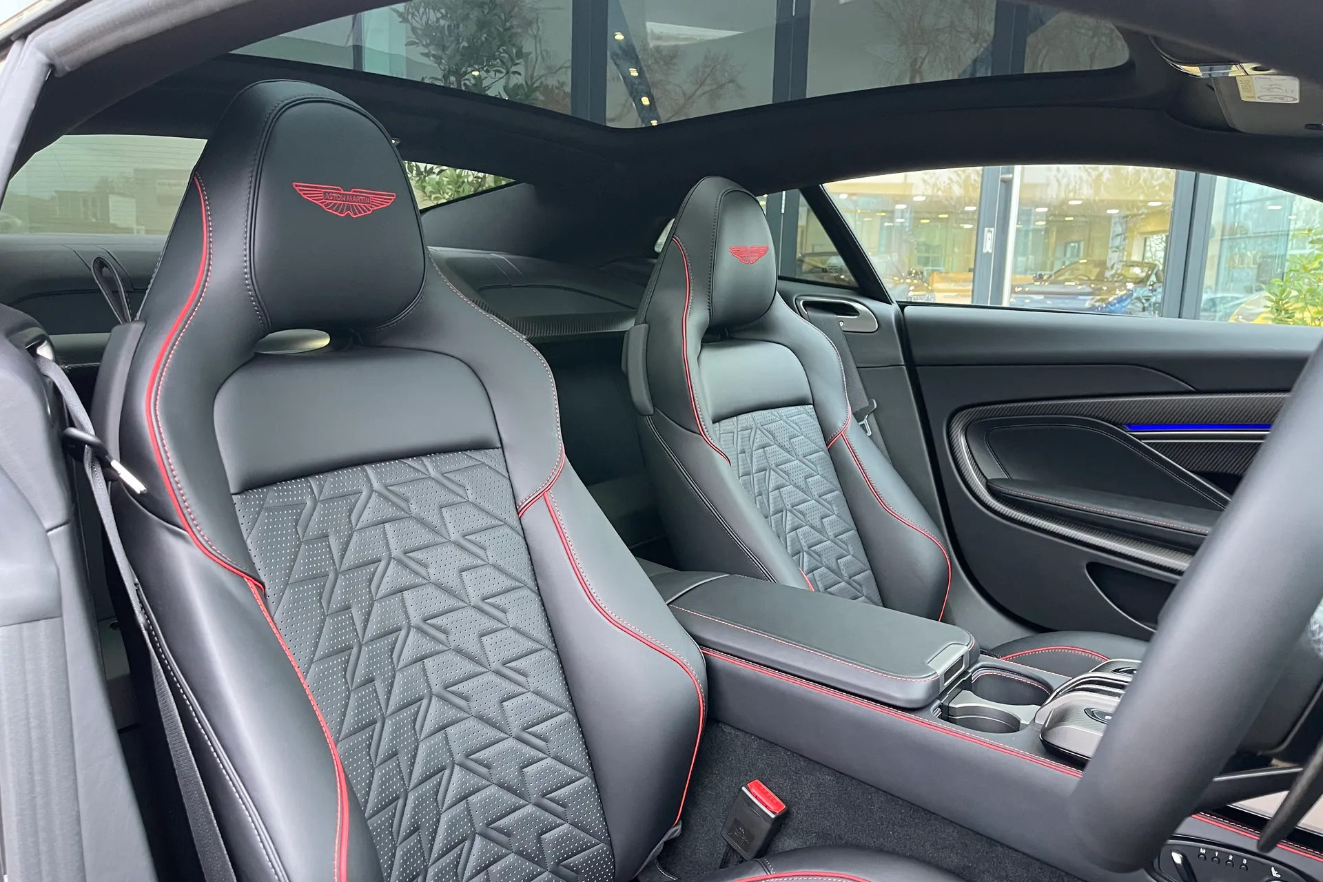 Aston Martin Vanquish thumbnail image number 32