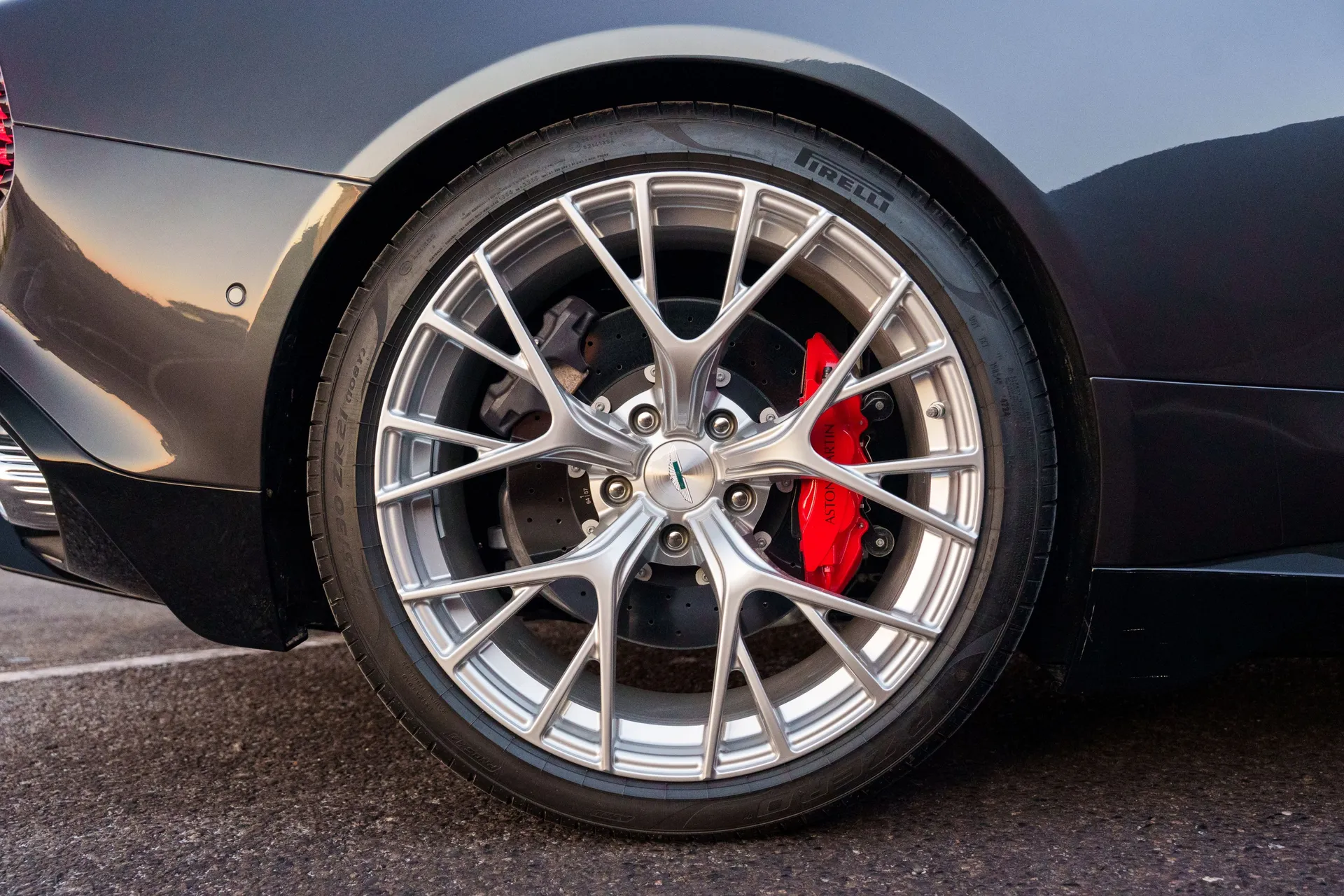 Aston Martin Vanquish thumbnail image number 20