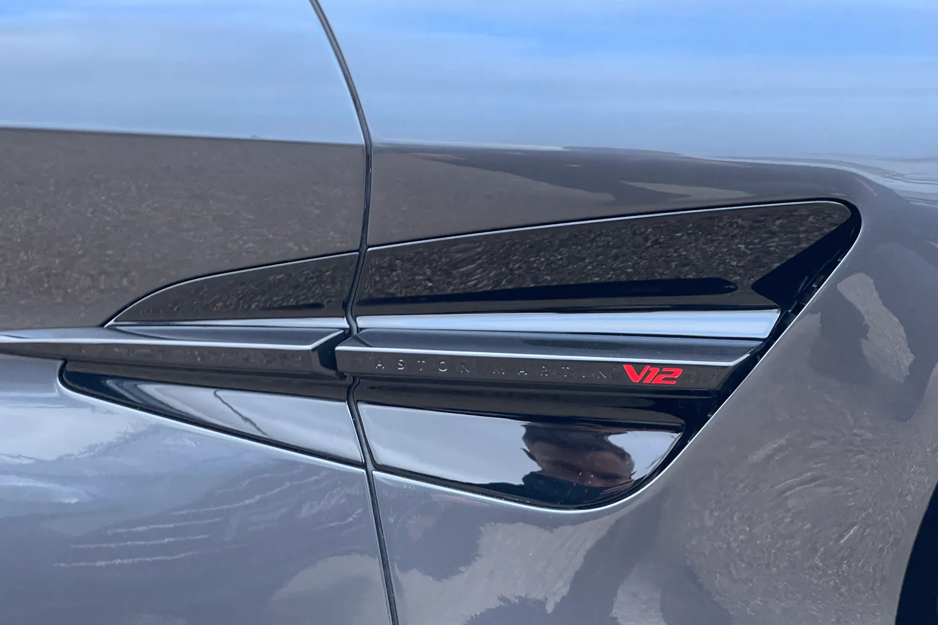 Aston Martin Vanquish thumbnail image number 30