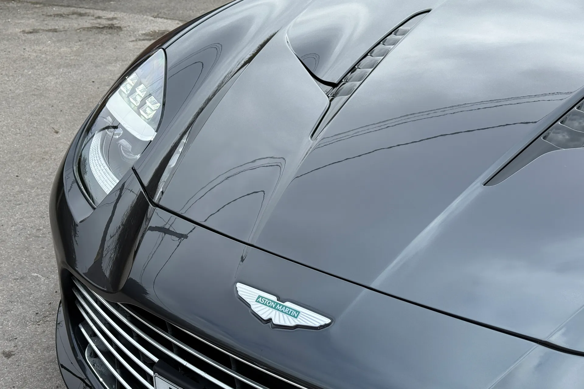 Aston Martin Vanquish thumbnail image number 47