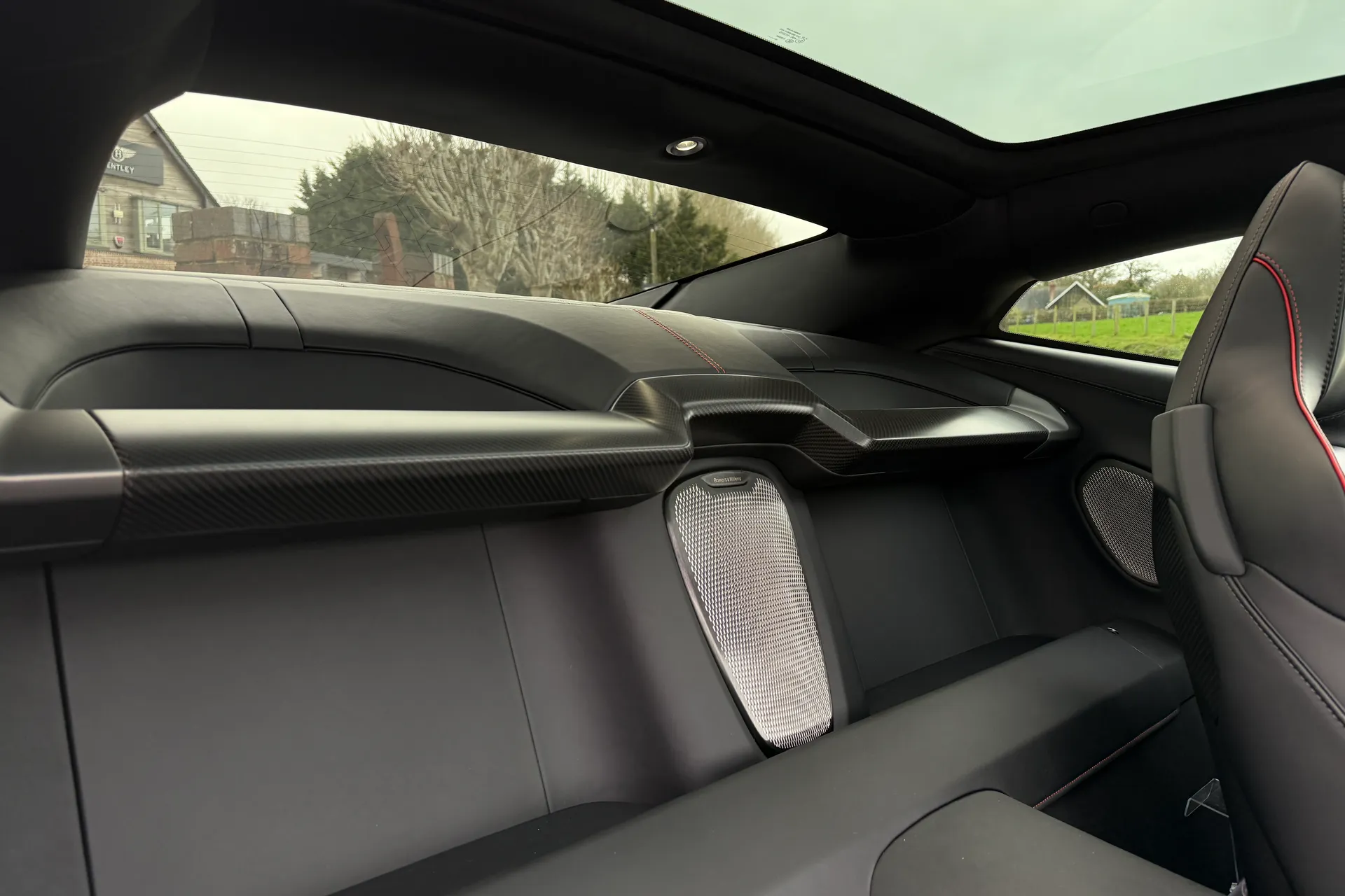 Aston Martin Vanquish thumbnail image number 31