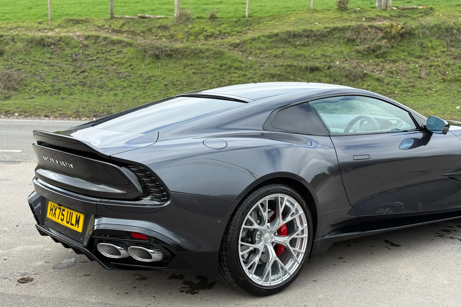 Aston Martin Vanquish thumbnail image number 2