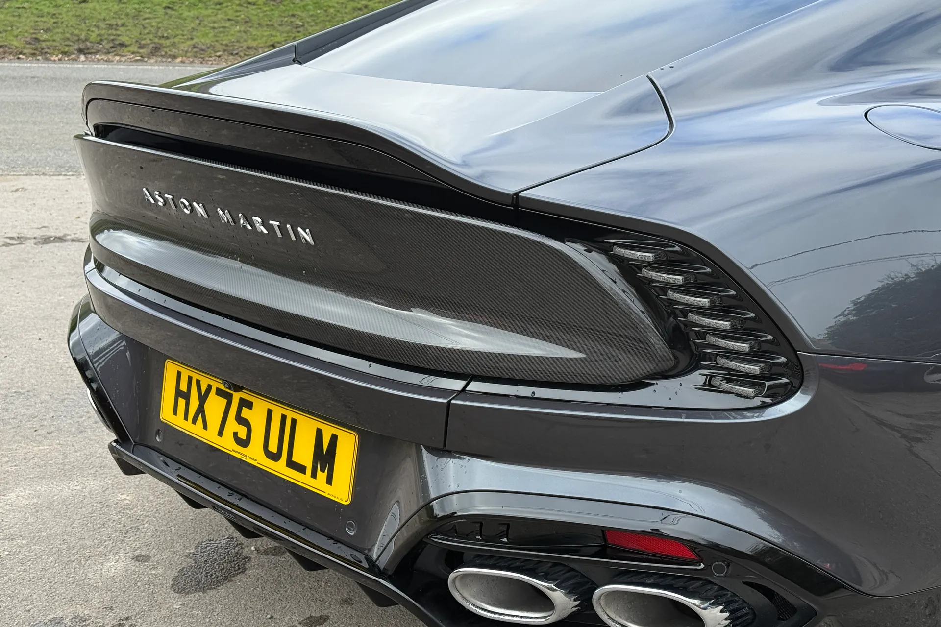 Aston Martin Vanquish thumbnail image number 42