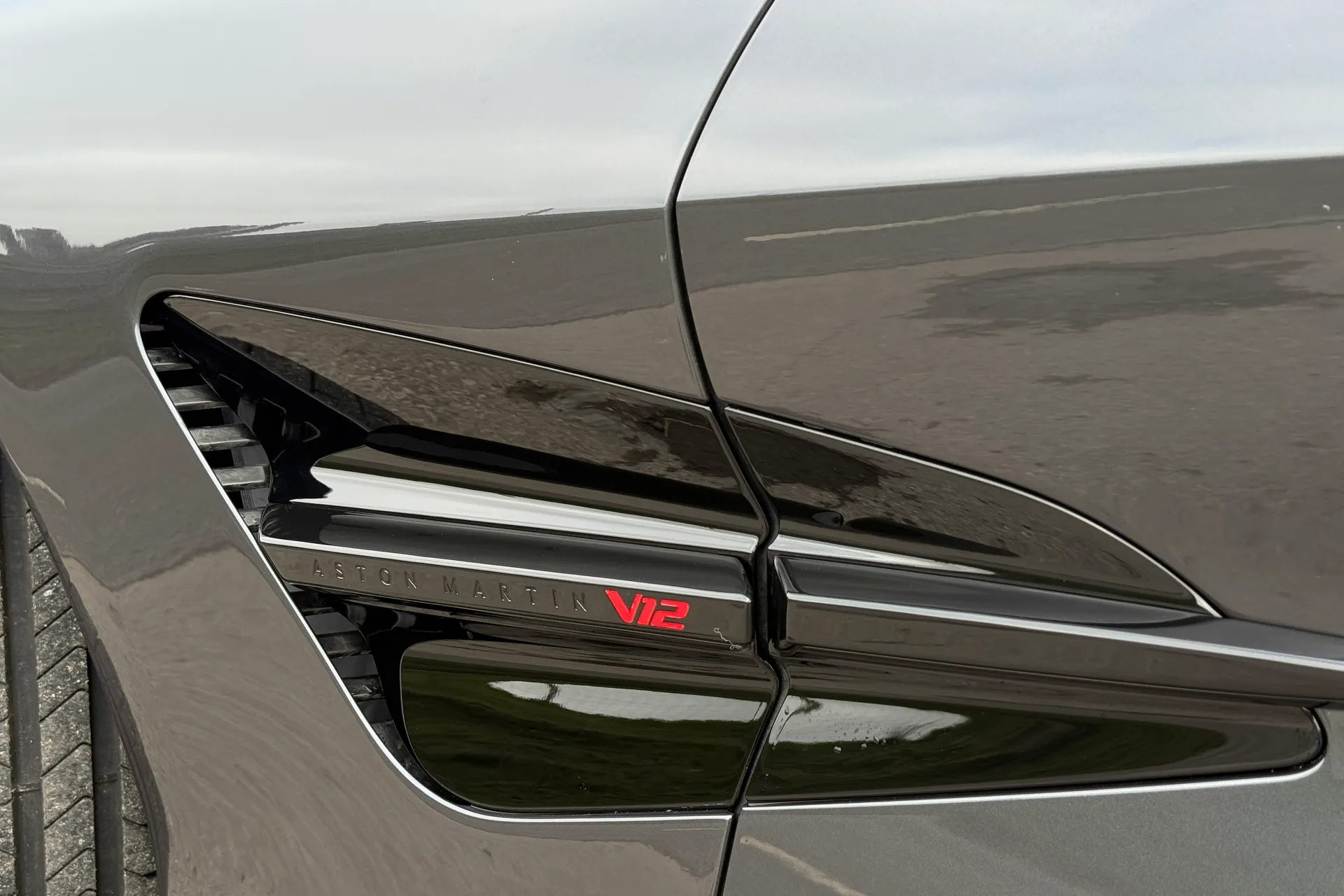 Aston Martin Vanquish thumbnail image number 39