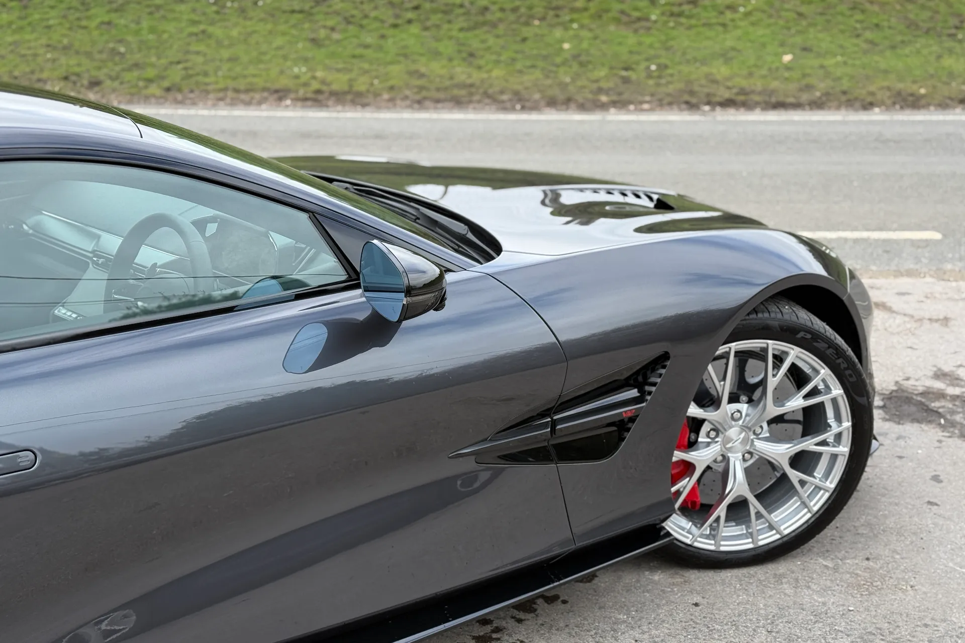 Aston Martin Vanquish thumbnail image number 4