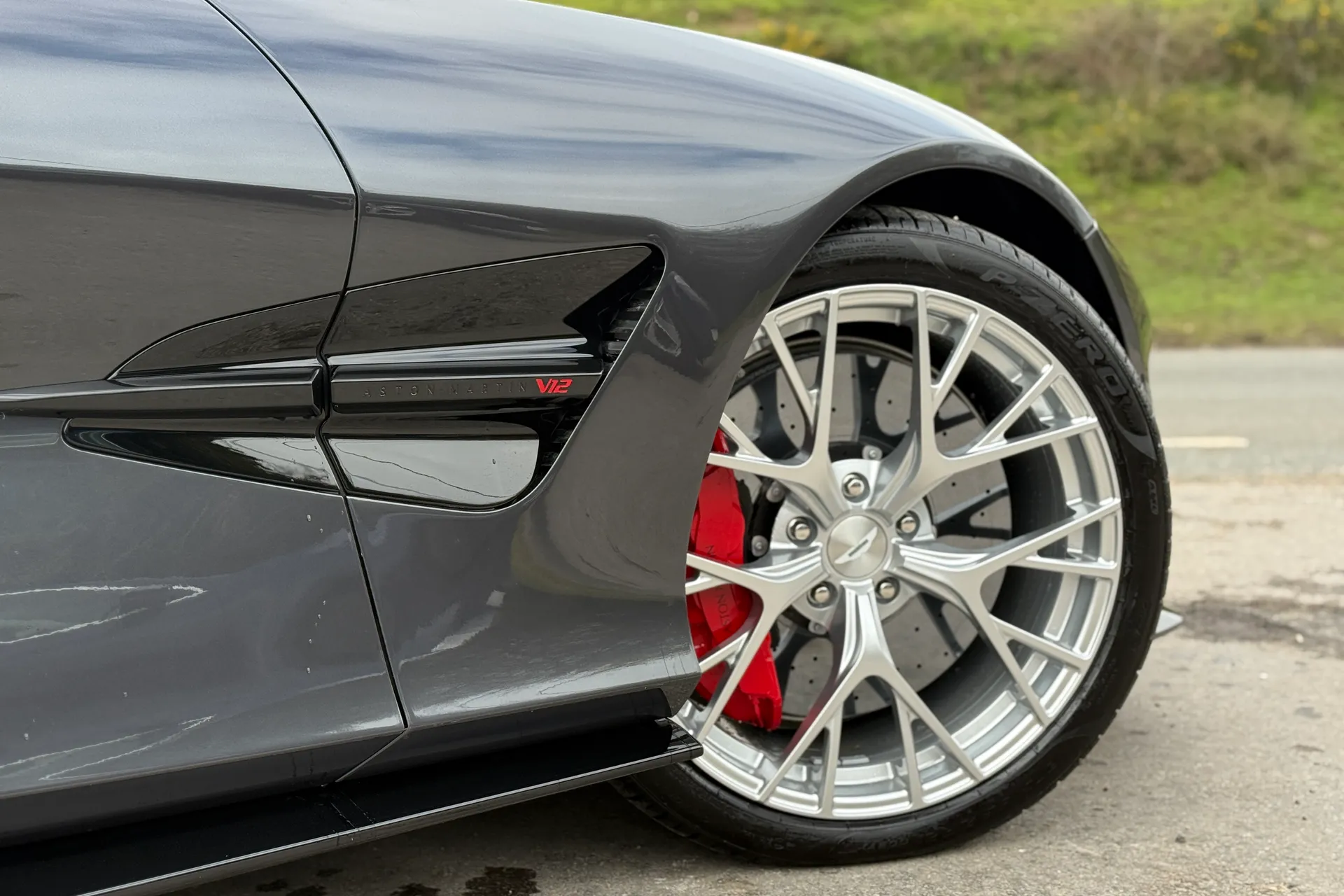 Aston Martin Vanquish thumbnail image number 18