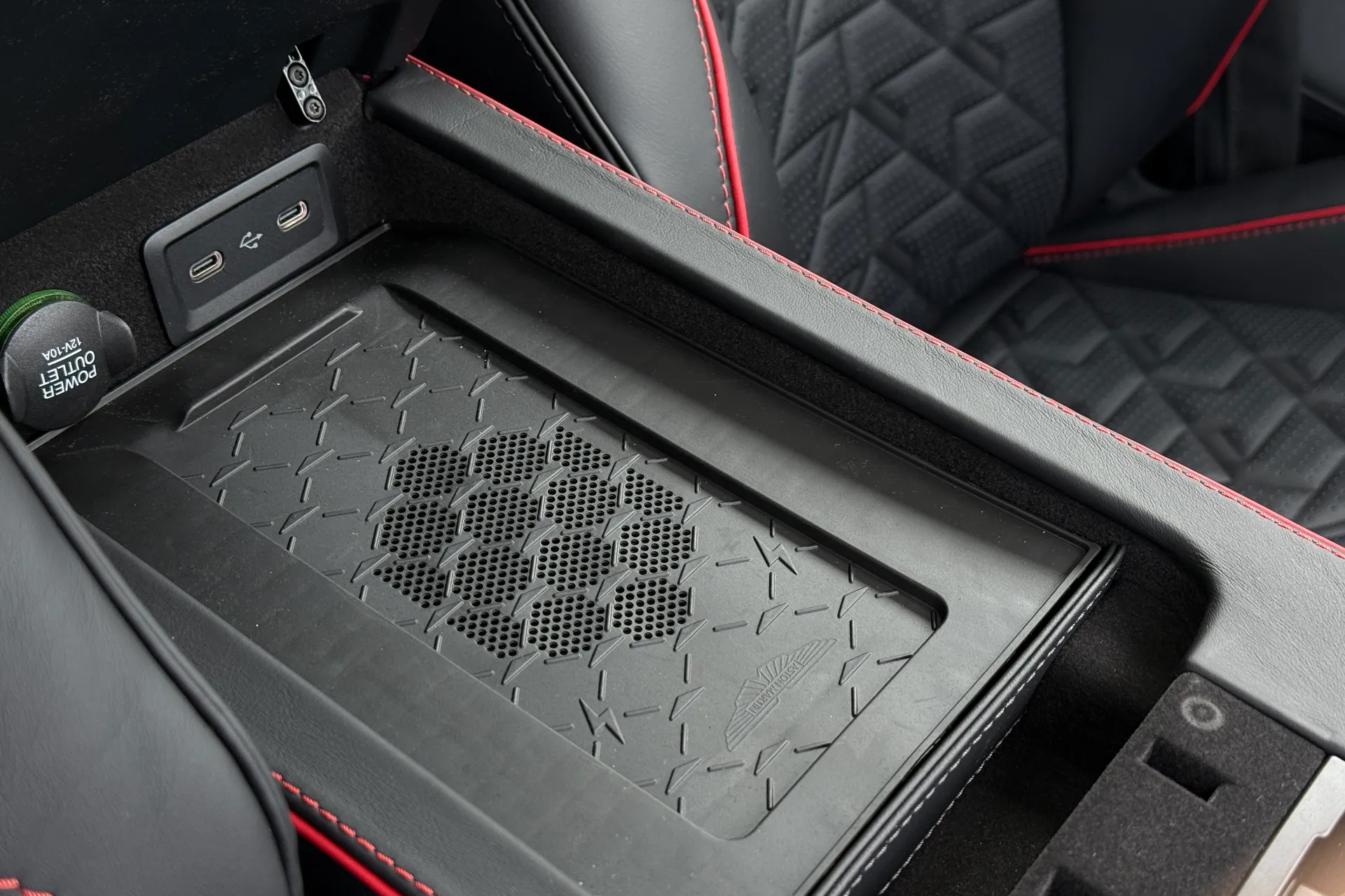 Aston Martin Vanquish thumbnail image number 25