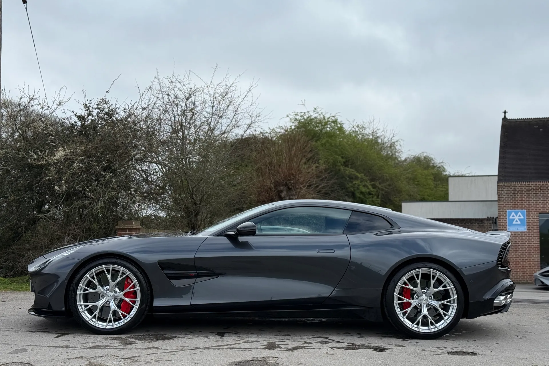 Aston Martin Vanquish thumbnail image number 5
