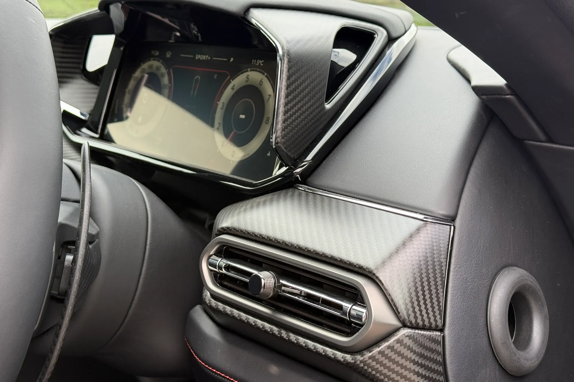 Aston Martin Vanquish thumbnail image number 30